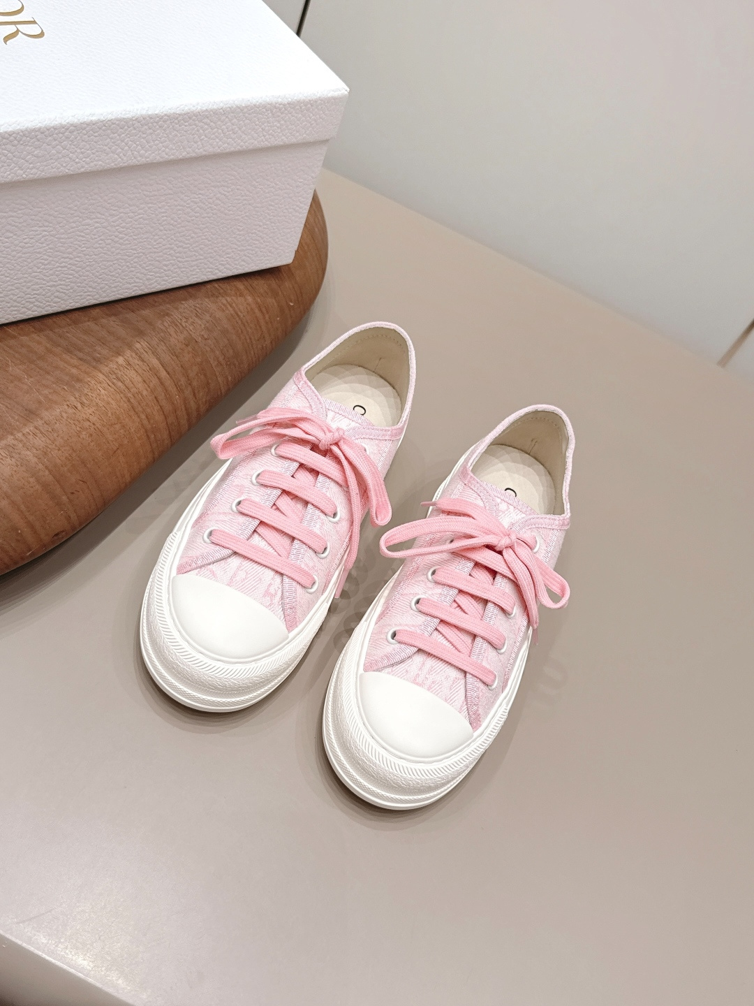 NO:900366,: Thick-soled 'Exclusive Top Version' D*IOR Dior ~ 26vs new spring and summer casual hot series... [Round-toe thick-soled casual shoes] Based on the classic sneaker version, adding deconstructed element design. The classic brand digital logo is perfectly presented on the tail of the shoe. The circle surrounds the '23' logo on the shoe line, and the original customized cowhide mesh embroidery letter craft is full of playfulness, showing the fashionable design of Margiela. It is the top when it is launched. Fabric:  Original customized jacquard weaving/electric embroidery process Lining: Original customized sheepskin Foot pads: Original customized sheepskin Outsole: Original open-mold TPU suction molding bottom Size: 35-39 (40.41.42. Customized non-returnable) Packaging: Original full set of packaging Color: Official website updated simultaneously, casual shoes/sports shoes, masion margiela, sneakers, cowhide, sheepskin19860909: 厚底《独家顶级版本》  D*IOR迪*奥～26vs春夏新款休闲爆款系列……【圆头厚底休闲鞋】 以经典球鞋的版型为基础 加入解构元素设计 经典品牌数字logo在鞋尾完美呈现 圆圈围绕鞋履线“23”标志, 原版定制牛皮网刺绣字母工艺,玩味十足,尽显马吉拉时髦设计感,上市即巅峰 上脚即王者 面料: 原版定制提花织布/电绣工艺 内里: 原版定制羊皮 垫脚: 原版定制羊皮 大底: 原版开模TPU吸模成型底 码数: 35-39（40.41.42.定制不退换） 包装: 原版全套包装 颜色:官网同步更新,休闲鞋/运动鞋,masion margiela,sneakers,cowhide,sheepskin,Women's Shoes