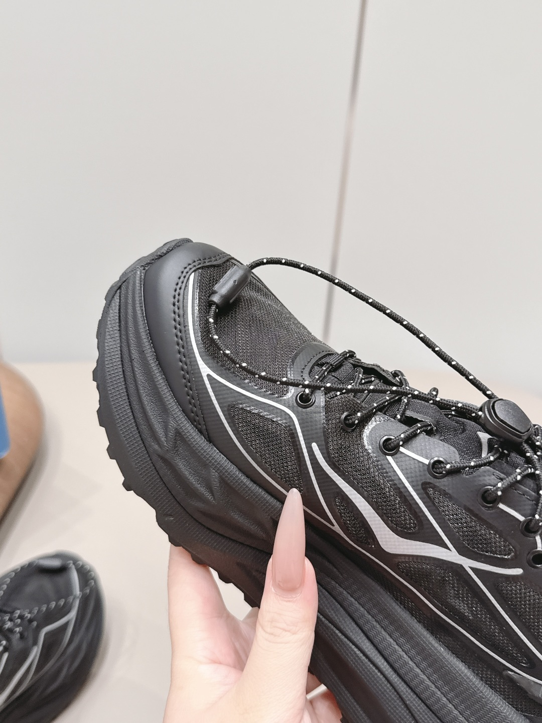 HOKA由设计师Edgardo Osorio在意大利佛罗伦萨创办的鞋履品牌,虽然创立时间不长 6