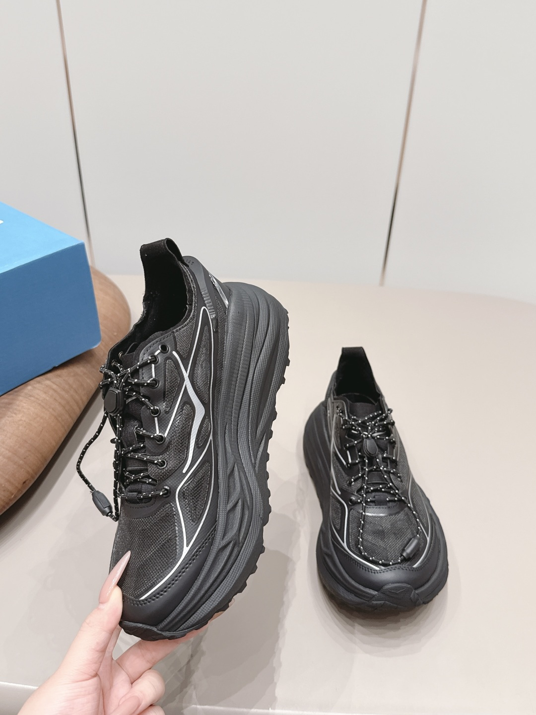 HOKA由设计师Edgardo Osorio在意大利佛罗伦萨创办的鞋履品牌,虽然创立时间不长 4