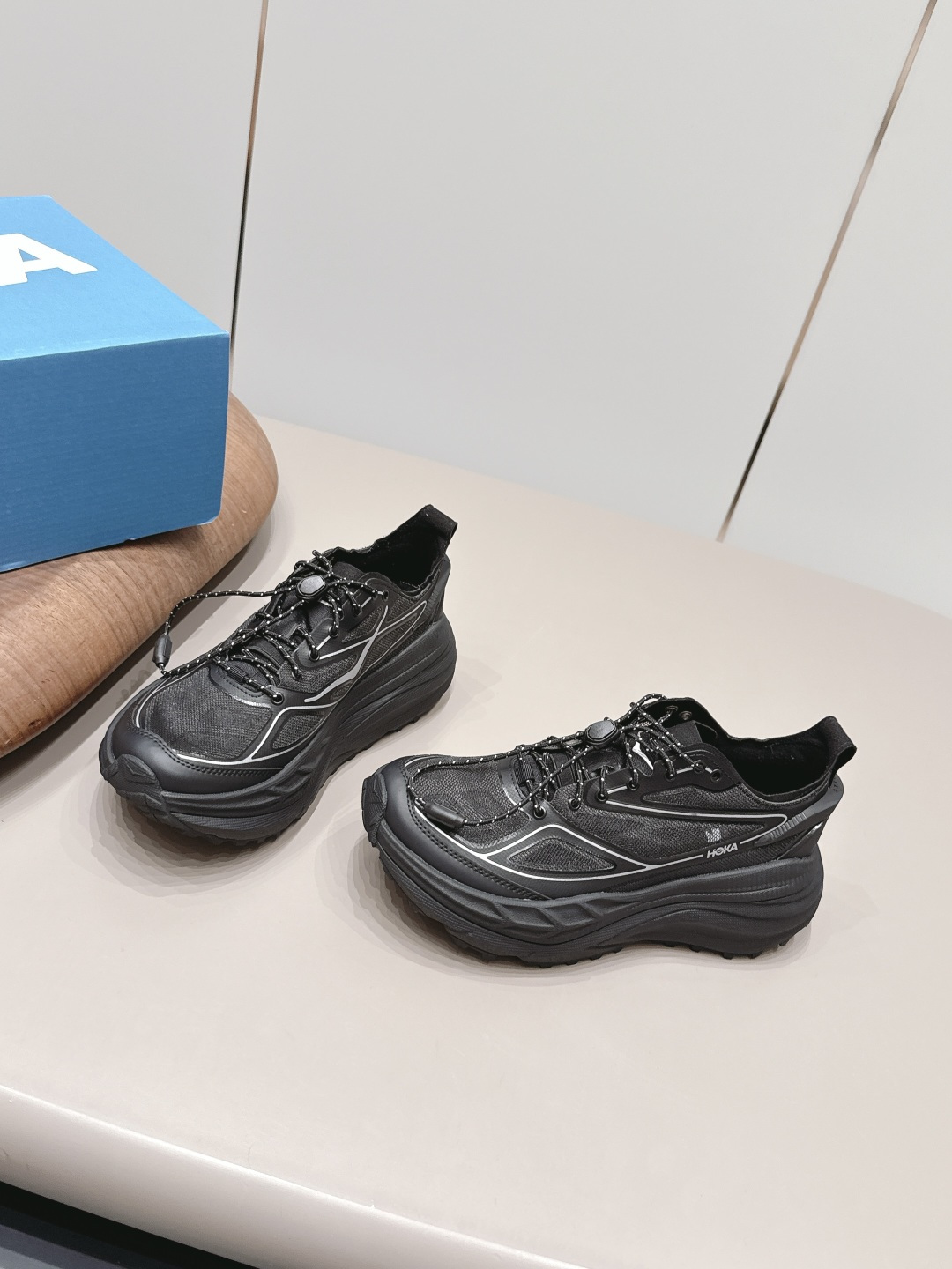HOKA由设计师Edgardo Osorio在意大利佛罗伦萨创办的鞋履品牌,虽然创立时间不长 2