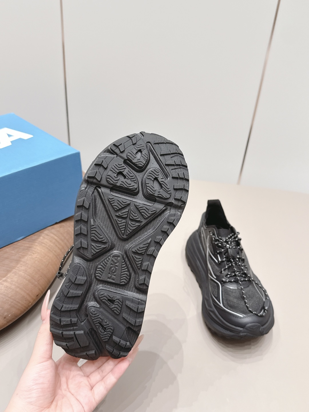 HOKA由设计师Edgardo Osorio在意大利佛罗伦萨创办的鞋履品牌,虽然创立时间不长 9