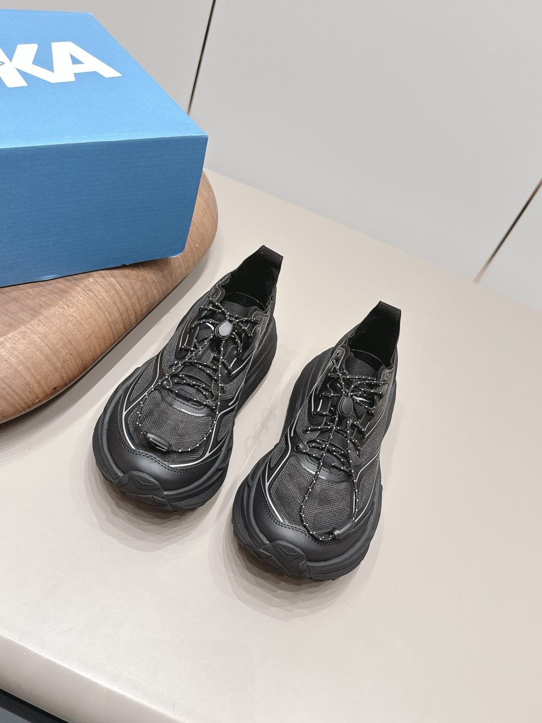 HOKA由设计师Edgardo Osorio在意大利佛罗伦萨创办的鞋履品牌,虽然创立时间不长