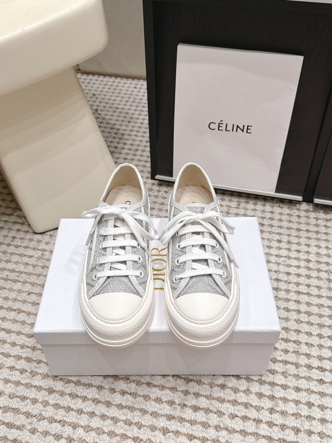 NO:875528,Purchasing agent thick-soled Dio*26ss new summer presbyopic embroidered thick-soled canvas shoes. This pair of presbyopic casual sneakers is a universal formula for daily wear. It has a relaxed and refined atmosphere. It can be easily adapted to create casual street style or gentle Korean style, and can easily become the finishing touch of the style.  Its matching compatibility is perfect. It can be worn with straight jeans for a casual and lazy everyday feel. It can be worn with a floral long skirt to unlock a sweet-cool balance of girlishness. It can also be worn with sports leggings for a vibrant street aura. It can be worn from commuting, shopping to short trips, and you can wear your own style without having to worry about matching. Original custom-made upper, cowhide lining, original molded outsole  Size 35-41 (customized sizes 40, 41 and 42 are non-refundable) Heel height 5cm, casual shoes/sports shoes, dior, sneakers, skirts, jeans, cowhide19860909代购级 厚底 Dio*26ss夏季新款老花刺绣厚底帆布鞋 这双老花休闲板鞋是日常穿搭的万能公式,自带松弛又精致的氛围感,不管是打造随性街头风还是温柔韩系风都能轻松适配,轻松成为造型里的点睛之笔. 它的搭配兼容性堪称满分,搭配直筒牛仔裤能穿出随性慵懒的日常感,搭配碎花长裙又能解锁甜酷平衡的少女感,搭配运动束脚裤时也能穿出活力满满的街头气场,从通勤、逛街到短途出游都能hold住,不用费心搭配也能穿出专属风格. 鞋面原版定制鞋面 内里牛皮 大底原版开模大底 size35-41码（40、41、42码定制不退换） 跟高5cm,休闲鞋/运动鞋,dior,sneakers,skirts,jeans,cowhide,Women's Shoes