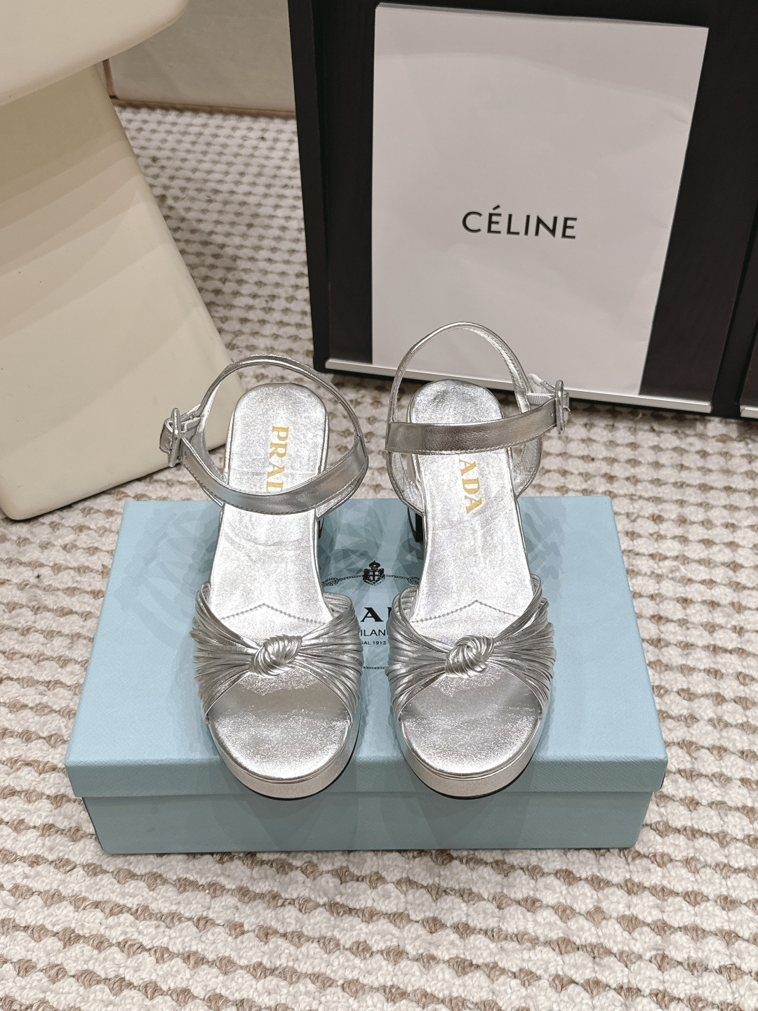 NO:875521,Purchasing agent Prada 26/Summer new style round toe thick-soled casual sandals, original 1:1 customization, this year's most fashionable British-style retro casual shoes with color matching straps, many Internet celebrities have worn them, these shoes, cowhide color matching, injection molded letter luogo technology, very popular this year, can be worn for both leisure and sports... Fabric: Original customized sheepskin Lining: Original customized cashmere Foot pads: Original customized sheepskin Outsole: Original open molded water platform/genuine leather sole combination  Size: 35-39 (34.40.41.42. Customization is non-refundable) Packaging: Original full set of packaging, high heels and sandals, prada, sandals, high heels, cowhide, sheepskin19860909代购级 Prada 26/夏季新款 圆头厚底休闲凉鞋 原版1:1定制,今年最潮的拼色绑带英伦风复古休闲鞋,众多网红上脚,这款鞋,牛皮拼色,注塑字母luogo工艺,今年非常爆,穿上休闲运动两不失误…… 面料: 原版定制羊皮 内里: 原版定制羊绒 垫脚: 原版定制羊皮 大底: 原版开模水台/真皮底组合 码数: 35-39（34.40.41.42.定制不退换） 包装:原版全套包装,高跟鞋凉鞋,prada,sandals,high heels,cowhide,sheepskin,Women's Shoes