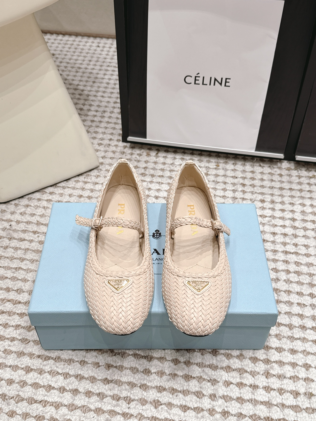 NO:875513,Purchasing agent Prada 26/summer new style pointed toe braided back hollow sandals single shoes Mary Jane  PRADA's spring and summer T-stage catwalk show is the same style as 'Dream Never Sleeps'. Prada can use it on important occasions. The fresh style has a bit of nobility and is perfect on the feet. When worn with this shoe, it is elegant and crystal clear, regardless of the material of various accessories.  , all are exclusively customized one to one, and must be zero distance from the original version. The entire series is full of exciting and unexpected combinations of elements, different materials, textures of fabrics, and a strong artistic atmosphere, allowing you to appreciate the ever-changing style of Prada girls...  Upper: Original customized sheepskin/woven craftsmanship Lining: Original customized sheepskin Foot pads: Original customized sheepskin Outsole: Original customized leather outsole Heel height: 5.5cm Packaging: Original full set of packaging Code number: 35-39 (34.40.41.42. Customized non-refundable), sandals, prada, sandals, mary jane, sheepskin, Leather soles19860909代购级 Prada 26/夏季新款 尖头编织后空凉鞋 单鞋 玛丽珍 PRADA春夏T台走秀网红同款＂造梦不夜城＂,Prada能在重要场合上用得上了,小清新风带点贵气的感觉,上脚非常完美,穿搭配上此鞋,优雅大方,晶莹剔透,无论各种配件材质,都是独家一比一定制,必做到原版零距离,整个系列都充满了令人兴奋和意外的元素结合,不同的材质,肌理的面料的表现,具有极浓的艺术气息,让你领略Prada女孩的百变风格…… 鞋面: 原版定制羊皮/编织工艺 内里: 原版定制羊皮 垫脚: 原版定制羊皮 大底: 原版定制真皮大底 跟高: 5.5cm 包装: 原版全套包装 码数: 35-39(34.40.41.42.定制不退换）,凉鞋单鞋,prada,sandals,mary jane,sheepskin,Leather soles,Women's Shoes