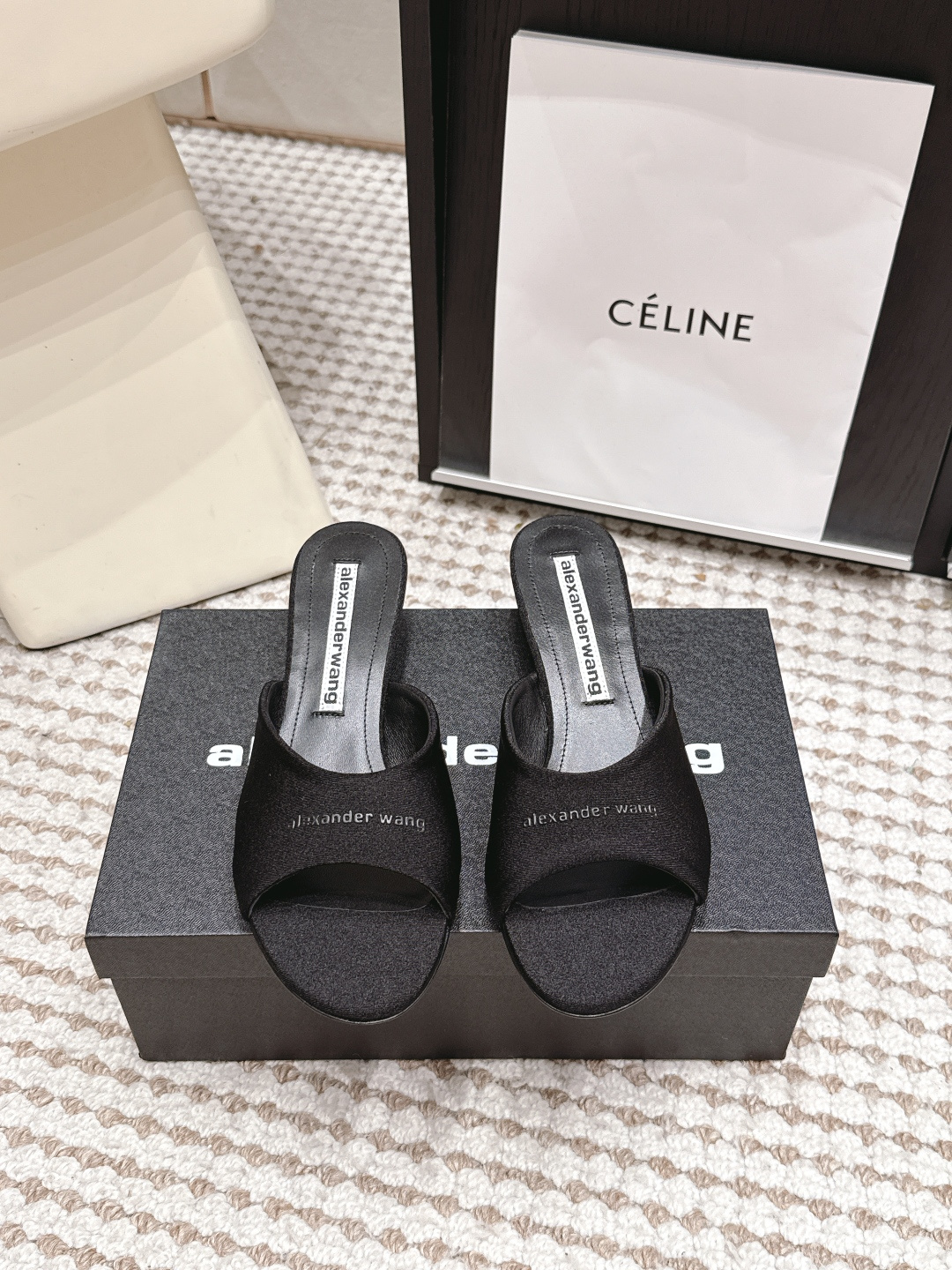 NO:875577,Purchasing agent Alexander Wan*26ss summer new letter low-heeled one-line sandals. Simple one-line open-toe slippers with neat stiletto heels. The front of the shoe is embellished with the brand's letter printed logo. It is available in two colors of blue denim fabric and matte black fabric. The neat cut easily exposes the skin on the instep, visually lengthens the leg line, and has a cool and cool temperament of street luxury.  The outfit is suitable for a variety of fashion styles. The denim blue model is paired with wide-leg jeans and a short waistless top to easily create an American retro street look. The black model is suitable for suit shorts and slim suspender skirts, taking into account both smart commuting and hot girl date looks. Denim upper, sheepskin lining, Italian genuine leather outsole, size 35-40 (customized size 40 is non-refundable), heel height 3.5cm, slippers, slippers, skirts, shorts, jeans, business  suit,sheepskin,leather soles19860909代购级 Alexander Wan*26ss夏季新款字母低跟一字凉拖 简约一字露趾拖版型搭配利落细高跟,鞋身正面点缀品牌字母印花标识,蓝调牛仔面料与哑光黑面料双配色可选,利落剪裁轻松露出脚背肌肤,从视觉上拉长腿部线条,自带街头轻奢的潮酷气质. 穿搭适配多种潮流风格,牛仔蓝款搭配阔腿牛仔裤、短款露腰上衣,轻松打造美式复古街头穿搭,黑色款适配西装短裤、修身吊带裙,兼顾干练通勤与辣妹约会造型. 鞋面牛仔布 内里羊皮 大底意大利真皮大底 size35-40码（40码定制不退换） 跟高3.5cm,拖鞋,slippers,skirts,shorts,jeans,business suit,sheepskin,Leather soles,Women's Shoes