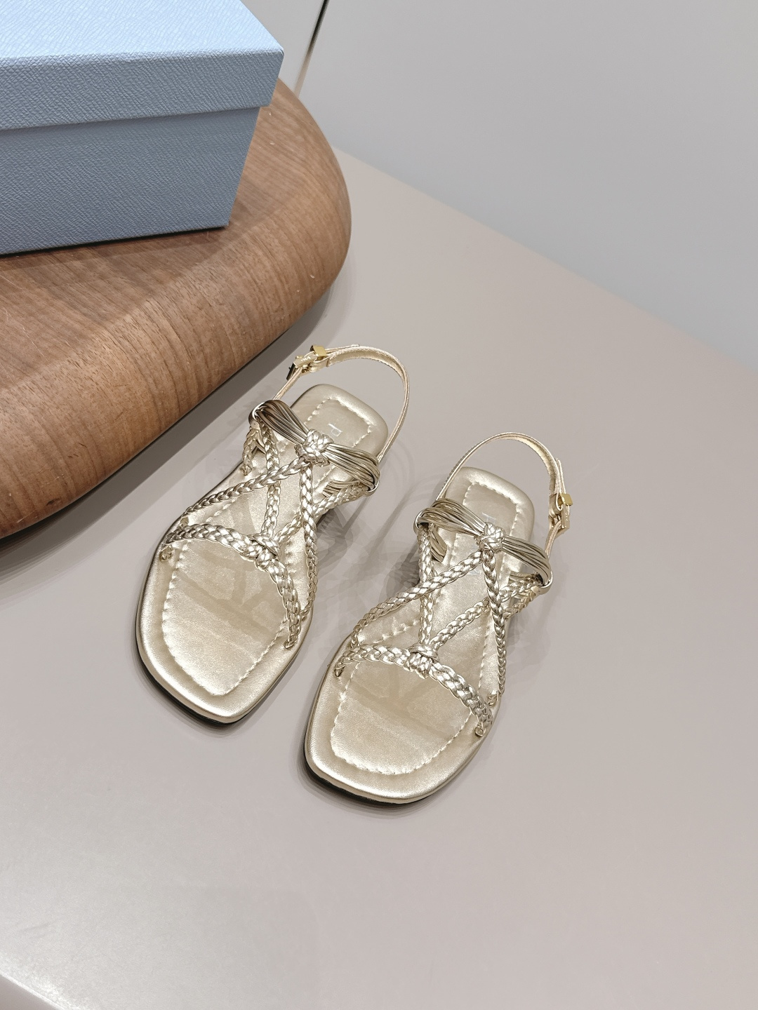 NO:900333,: 'Exclusive top version' PRAD-A Pra*da 2026 vs new casual sandals series... [Round-toe braided sandals] Original 1:1 customization, this year's most fashionable British-style retro casual shoes with color matching straps, many Internet celebrities have worn them, this shoe, cowhide color matching, injection molded letter luogo technology, very popular this year, can be worn for both leisure and sports... Fabric: Original customized sheepskin/woven crafts Lining: Original customized sheepskin Feet: Original customized sheepskin  Outsole: Original customized leather sole Size: 35-39 (40.41. Customization is non-returnable) Packaging: Original full set of packaging Color: Official website updated simultaneously, sandals, prada, prada, sandals, cowhide, sheepskin19860909: 《独家顶级版本》  PRAD-A普拉*达2026vs新款休闲凉鞋系列……【圆头编织凉鞋】 原版1:1定制,今年最潮的拼色绑带英伦风复古休闲鞋,众多网红上脚,这款鞋,牛皮拼色,注塑字母luogo工艺,今年非常爆,穿上休闲运动两不失误…… 面料: 原版定制羊皮/编织工艺 内里: 原版定制羊皮 垫脚: 原版定制羊皮 大底: 原版定制真皮底 码数: 35-39（40.41.定制不退换） 包装:原版全套包装 颜色:官网同步更新,凉鞋,prada,prada,sandals,cowhide,sheepskin,Women's Shoes