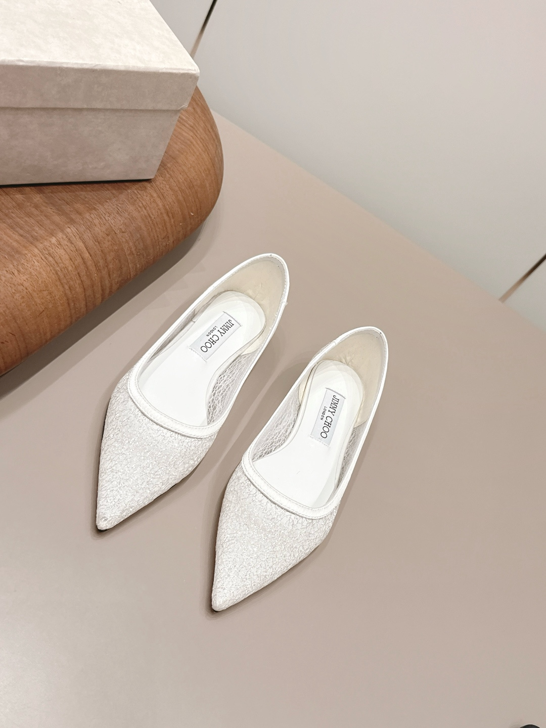 NO:900348,'Exclusive top version' JIMMY CHOO-26 vs spring and summer fashion new shoe series... [Pointed lace flat shoes] The original top replica, super high quality, fashionable and classy~ The exclusive first release of the new product, which will definitely make you unique. The overall line is super smooth, stretches the leg shape, the upper foot comfort is super good, the very creative design sense, the presentation is particularly high-end... The fabric is original custom silk cloth/lace, the lining is original custom sheepskin outsole, the original custom leather outsole  Heel 1.5cm, original full set of packaging, code number 35-39 (40.41.42. Customized, non-refundable), official colors updated simultaneously, single shoes, jimmy choo, sheepskin, real silk, Leather soles19860909《独家顶级版本》 JIMMY CHOO-26vs春夏时装新款单鞋系列…【尖头蕾丝平底单鞋】 原版顶级复刻,超高品质奉上时髦有范～ 新品独家首发,绝对让你独一无二 整体线条流畅感超强,拉伸腿型,上脚舒适度超级好,非常有创意的设计感,呈现特别高级…… 面料原版定制真丝布/蕾丝 内里原版定制羊皮 大底原版定制真皮大底 鞋跟1.5cm 包装原版全套包装 码数35-39（40.41.42.定制不退换） 颜色官方同步更新,单鞋,jimmy choo,sheepskin,real silk,Leather soles,Women's Shoes