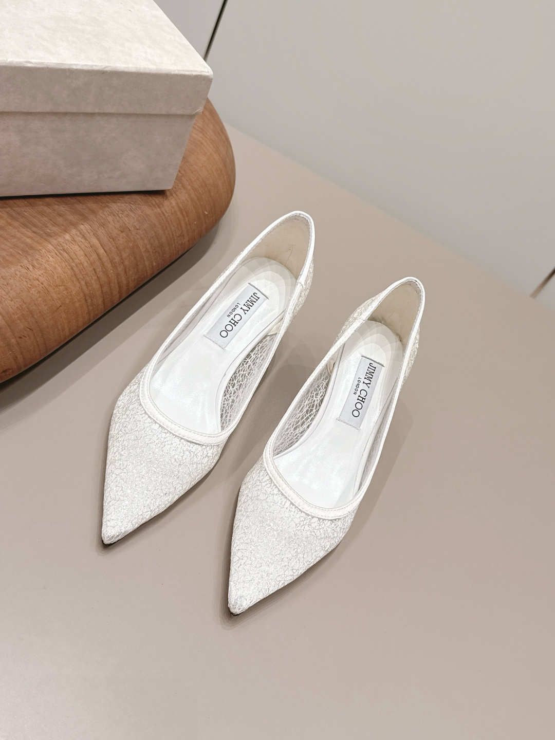 NO:900341,'Exclusive top version' JIMMY CHOO-26 vs spring and summer fashion new shoe series... [Pointed lace shoes] The original top replica, super high quality, fashionable and classy~ The exclusive first release of the new product, which will definitely make you unique. The overall line is super smooth, stretches the leg shape, the upper foot comfort is super good, the very creative design sense, the presentation is particularly high... Fabric Original custom silk cloth/lace Lining original custom sheepskin Outsole Original custom leather outsole Heel 6.5cm  Original full set of packaging, code number 35-39 (40.41.42. Customized, non-refundable), official color updates, single shoes, jimmy choo, sheepskin, real silk, Leather soles19860909《独家顶级版本》 JIMMY CHOO-26vs春夏时装新款单鞋系列…【尖头蕾丝单鞋】 原版顶级复刻,超高品质奉上时髦有范～ 新品独家首发,绝对让你独一无二 整体线条流畅感超强,拉伸腿型,上脚舒适度超级好,非常有创意的设计感,呈现特别高级…… 面料原版定制真丝布/蕾丝 内里原版定制羊皮 大底原版定制真皮大底 鞋跟6.5cm 包装原版全套包装 码数35-39（40.41.42.定制不退换） 颜色官方同步更新,单鞋,jimmy choo,sheepskin,real silk,Leather soles,Women's Shoes