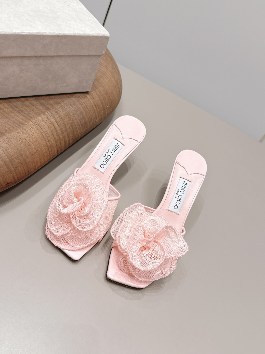 NO:900327,'Exclusive top version' JimmyChoo ~ 26vs early spring latest fashion hot sandal series... [Pointed lace flower sandals] The original top replica, super high quality, fashionable and classy ~ The new product is exclusively launched and will definitely make you unique. The overall line is super smooth, stretches the leg shape, the upper foot comfort is super good, the very creative design sense, the presentation is particularly high... The fabric is original customization/patent leather/custom lace/flower crafts, the lining is original custom sheepskin outsole, the original custom leather outsole  Heel 6.5cm, original full set of packaging, code number 35-39 (40.41.42. Customized, non-refundable), color officially updated simultaneously, sandals, jimmy choo, sandals, sheepskin, Leather soles19860909《独家顶级版本》 JimmyChoo～26vs早春最新时装爆款凉鞋系列…【尖头蕾丝花朵凉拖】  原版顶级复刻,超高品质奉上时髦有范～ 新品独家首发,绝对让你独一无二 整体线条流畅感超强,拉伸腿型,上脚舒适度超级好,非常有创意的设计感,呈现特别高级…… 面料原版定制/漆皮/定制蕾丝/花朵工艺 内里原版定制羊皮 大底原版定制真皮大底 鞋跟6.5cm 包装原版全套包装 码数35-39（40.41.42.定制不退换） 颜色官方同步更新,凉鞋,jimmy choo,sandals,sheepskin,Leather soles,Women's Shoes
