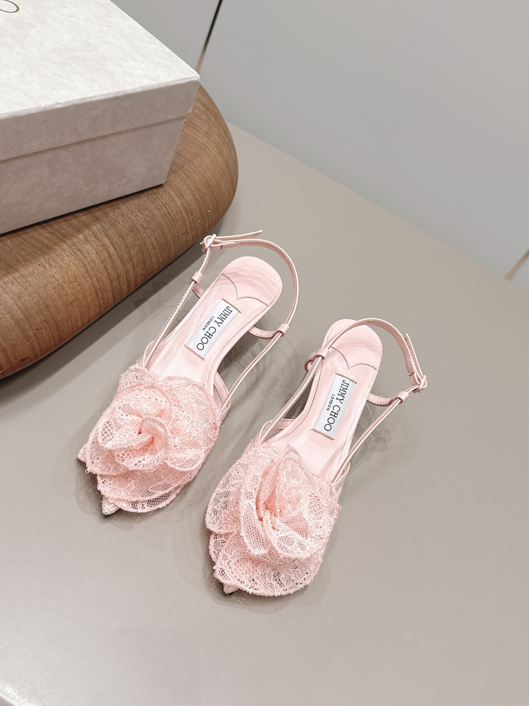 NO:900320,'Exclusive top version' JimmyChoo ~ 26vs early spring latest fashion hot sandal series... [Pointed lace flower sandals] The original top replica, super high quality, fashionable and classy ~ The new product is exclusive for the first time, absolutely making you unique. The overall line is super smooth, stretches the leg shape, the upper foot comfort is super good, the very creative design sense, the presentation is particularly high-end... The fabric is original customization/patent leather/custom lace/flower crafts, the lining is original custom sheepskin outsole, the original custom leather outsole  Heel 4.5cm, original package, size 35-39 (40.41.42. Customized, non-refundable), color updated simultaneously, sandals, jimmy choo, sandals, sheepskin, Leather soles19860909《独家顶级版本》 JimmyChoo～26vs早春最新时装爆款凉鞋系列…【尖头蕾丝花朵凉鞋】  原版顶级复刻,超高品质奉上时髦有范～ 新品独家首发,绝对让你独一无二 整体线条流畅感超强,拉伸腿型,上脚舒适度超级好,非常有创意的设计感,呈现特别高级…… 面料原版定制/漆皮/定制蕾丝/花朵工艺 内里原版定制羊皮 大底原版定制真皮大底 鞋跟4.5cm 包装原版全套包装 码数35-39（40.41.42.定制不退换） 颜色官方同步更新,凉鞋,jimmy choo,sandals,sheepskin,Leather soles,Women's Shoes
