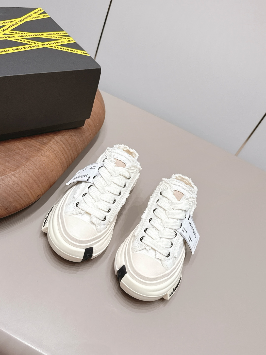 NO:900360,: Couple's 'Exclusive Top Version' SmileRepublic's Smiley Internet Celebrity Casual Couple's Casual Series... [Smiley Couple's Casual Shoes] SmlieRepublic comes from an American brand, with today's popular elements, wadding lace craftsmanship, large wide laces and bow textures, and the big-toe soles have a retro feel. When paired together, they bring a strong visual impact!  It also represents the latest popular iconic color matching. The customized paper logo on the side of the shoe is of course the most eye-catching presence... Fabric: Original customized military canvas Lining: Original customized military muslin Foot pads: Original customized cowhide injection molding pads Outsole: Original open-molded TPU molding combination bottom Packaging: Original customized full set of packaging Code number: 35-44 (Female 40. Male 45. Customization is not returnable)  Color: Official website updated simultaneously, casual shoes/sports shoes, sneakers, cowhide19860909: 情侣《独家顶级版本》  SmileRepublic开口笑网红王炸情侣休闲系列……【开口笑情侣休闲鞋】 SmlieRepublic来源于美国品牌,今天流行元素,絮絮花边工艺,大宽鞋带蝴蝶结纹理形式呈现,大头鞋底外形颇具复古感,搭配起来带来极强的视觉冲击感的同时！ 也代表了最新流行的标志性配色鞋身侧面的定制纸标Logo当然是最抢眼的存在…… 面料: 原版定制军工帆布 内里: 原版定制军工细布 垫脚: 原版定制牛皮注塑成型垫 大底: 原版开模TPU成型组合底 包装: 原版定制全套包装 码数: 35-44（女40.男45.定制不退换） 颜色:官网同步更新,休闲鞋/运动鞋,sneakers,cowhide,Women's Shoes