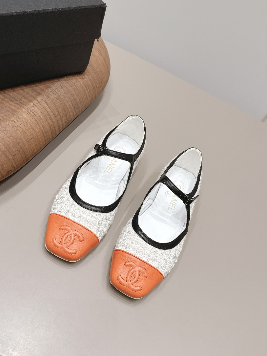NO:900303,: 'Exclusive top version' CHANE* Xiaoxiang 26vs the latest fashion shoe series in the spring and summer counters... [Square-toe color-blocked shoes] Ms. Chanel loves simple and irresistible styles. The combination shows a unique dressing style, free mix and match to shine in place and follow the fashionable pace of Grandma Jinxiang!  !  !  The top-notch craftsmanship and texture are perfectly presented. No matter any details, you can compare them with the counters. You can enter and exit the counters at will with the best quality goods!  !  Fabric: Original customized sheepskin/fabric Lining: Original customized sheepskin Foot pads: Original customized sheepskin Outsole: Original customized leather sole Heel height: 1.5cm Size: 35-39 (40.41. Customization is non-refundable) Packaging: Original full set of packaging Color: Official website updated simultaneously, single shoes, chanel, chanel, sheepskin19860909: 《独家顶级版本》 CHANE*小香26vs春夏专柜最新时装单鞋系列……【方头拼色单鞋】 香奈儿女士钟爱简约又难以抗拒系 搭配展现与众不同的穿搭风格、自由混搭闪耀到位跟紧香奶奶时尚步伐！！！ 顶级工艺质感完美呈现,无论任何细节均可对比专柜,最好级别的顶级货,随意进出专柜！！ 面料: 原版定制羊皮/织布 内里: 原版定制羊皮 垫脚: 原版定制羊皮 大底: 原版定制真皮底 跟高: 1.5cm 码数: 35-39（40.41.定制不退换） 包装: 原版全套包装 颜色:官网同步更新,单鞋,chanel,chanel,sheepskin,Women's Shoes