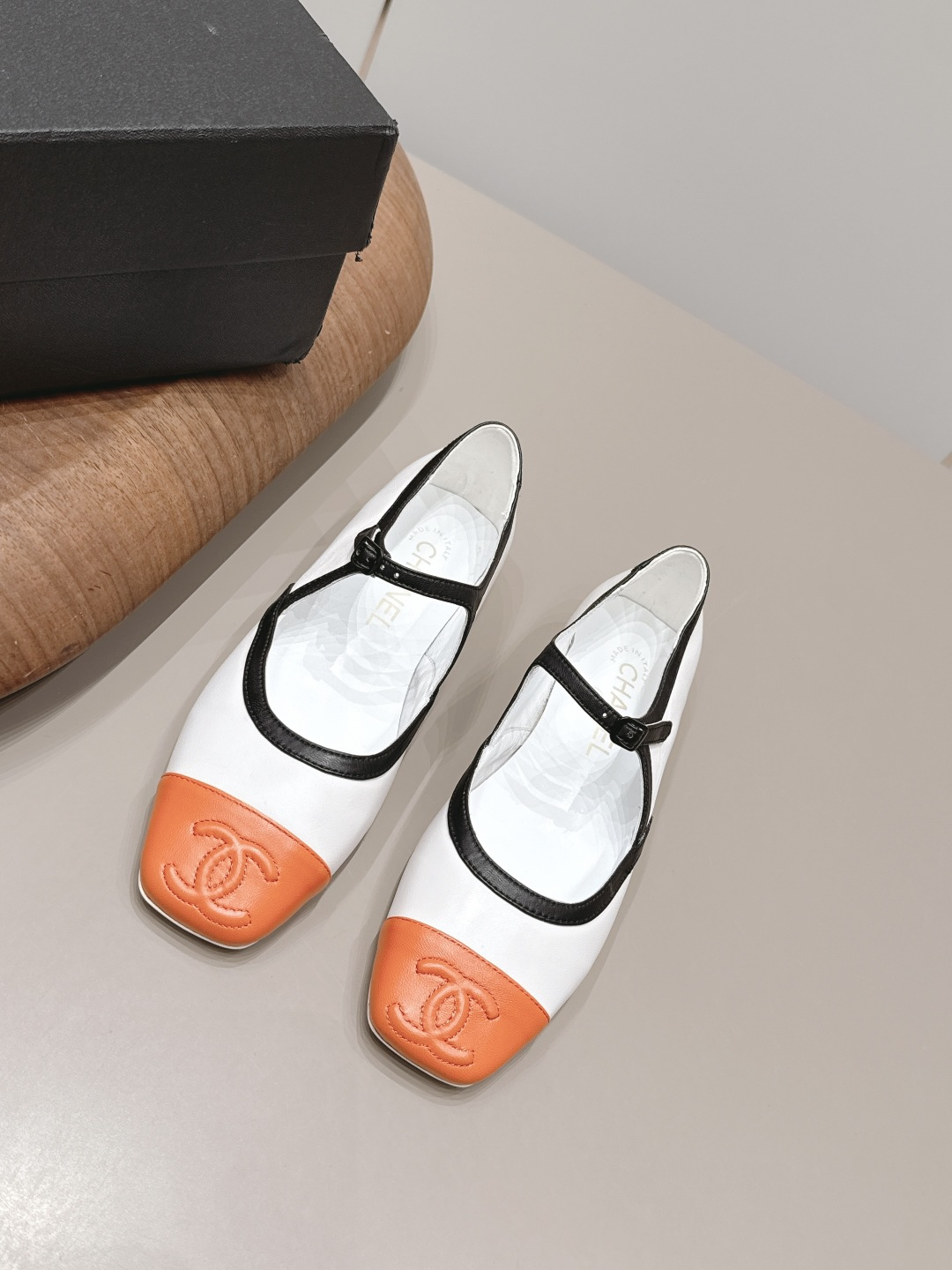 NO:900295,: 'Exclusive top version' CHANE* Xiaoxiang 26vs the latest fashion shoe series in the spring and summer counters... [Square-toe color-blocked shoes] Ms. Chanel loves simple and irresistible styles. The combination shows a unique dressing style, free mix and match to shine in place and follow the fashionable pace of Grandma Jinxiang!  !  !  The top-notch craftsmanship and texture are perfectly presented. No matter any details, you can compare them with the counters. You can enter and exit the counters at will with the best quality goods!  !  Fabric: Original customized sheepskin/color matching process Lining: Original customized sheepskin Foot pads: Original customized sheepskin Outsole: Original customized leather sole Heel height: 1.5cm Size: 35-39 (40.41. Customization is non-refundable) Packaging: Original full set of packaging Color: Official website updated simultaneously, single shoes, chanel, chanel, sheepskin19860909: 《独家顶级版本》 CHANE*小香26vs春夏专柜最新时装单鞋系列……【方头拼色单鞋】 香奈儿女士钟爱简约又难以抗拒系 搭配展现与众不同的穿搭风格、自由混搭闪耀到位跟紧香奶奶时尚步伐！！！ 顶级工艺质感完美呈现,无论任何细节均可对比专柜,最好级别的顶级货,随意进出专柜！！ 面料: 原版定制羊皮/拼色工艺 内里: 原版定制羊皮 垫脚: 原版定制羊皮 大底: 原版定制真皮底 跟高: 1.5cm 码数: 35-39（40.41.定制不退换） 包装: 原版全套包装 颜色:官网同步更新,单鞋,chanel,chanel,sheepskin,Women's Shoes