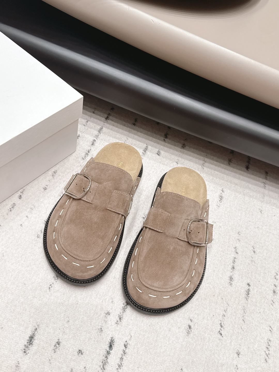 NO:900308,: 'Exclusive top version' THE ROW niche trendy brand 26 vs early spring new half-slip shoes series... [Round-toe thick-soled half-slip shoes] The original version has better comfort and wrapping than the original version. It is full of personality and easy to match with various styles of clothes... Fabric: Original customized cowboy Lining: Original customized sheepskin Foot pads: Original customized cowboy Outsole: Original molded wear-resistant combination sole Heel height: 3.5cm Packaging:  Original full set of packaging, code number: 35-39 (40.41. Customization is non-refundable). The color is updated simultaneously on the official website, half drag, sheepskin19860909: 《独家顶级版本》 THE ROW小众潮牌26vs早春新款半拖单鞋系列……【圆头厚底半拖单鞋】 原版一比一打造舒适度、包裹性都比较好.个性十足,很好驾驭各种风格衣服搭配…… 面料: 原版定制牛猄 内里: 原版定制羊皮 垫脚: 原版定制牛猄 大底: 原版开模耐磨组合底 跟高: 3.5cm 包装: 原版全套包装, 码数: 35-39（40.41.定制不退换） 颜色官网同步更新,半拖,sheepskin,Women's Shoes