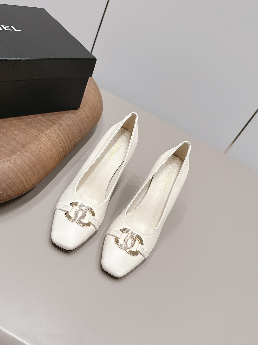 NO:900266,: 'Exclusive top version' CHANE* Xiaoxiang 26 vs the latest fashion shoe series in the spring and summer counters... [Square and round toe high-heeled shoes] Ms. Chanel loves simple and irresistible styles. The combination shows a unique dressing style, free mix and match to shine in place and follow the fashionable steps of Grandma Xiang!  !  !  The top-notch craftsmanship and texture are perfectly presented. No matter any details, you can compare them with the counters. You can enter and exit the counters at will with the best quality goods!  !  Fabric: Original customized sheepskin/customized label buckle Lining: Original customized sheepskin Foot pads: Original customized sheepskin Outsole: Original customized leather sole Heel height: 9.5cm Size: 35-39 (40.41. Customization is non-refundable) Packaging: Original full set of packaging Color: Official website updated simultaneously, single shoes, chanel, chanel, sheepskin19860909: 《独家顶级版本》 CHANE*小香26vs春夏专柜最新时装单鞋系列……【方圆头高跟单鞋】 香奈儿女士钟爱简约又难以抗拒系 搭配展现与众不同的穿搭风格、自由混搭闪耀到位跟紧香奶奶时尚步伐！！！ 顶级工艺质感完美呈现,无论任何细节均可对比专柜,最好级别的顶级货,随意进出专柜！！ 面料: 原版定制羊皮/定制标扣 内里: 原版定制羊皮 垫脚: 原版定制羊皮 大底: 原版定制真皮底 跟高: 9.5cm 码数: 35-39（40.41.定制不退换） 包装: 原版全套包装 颜色:官网同步更新,单鞋,chanel,chanel,sheepskin,Women's Shoes