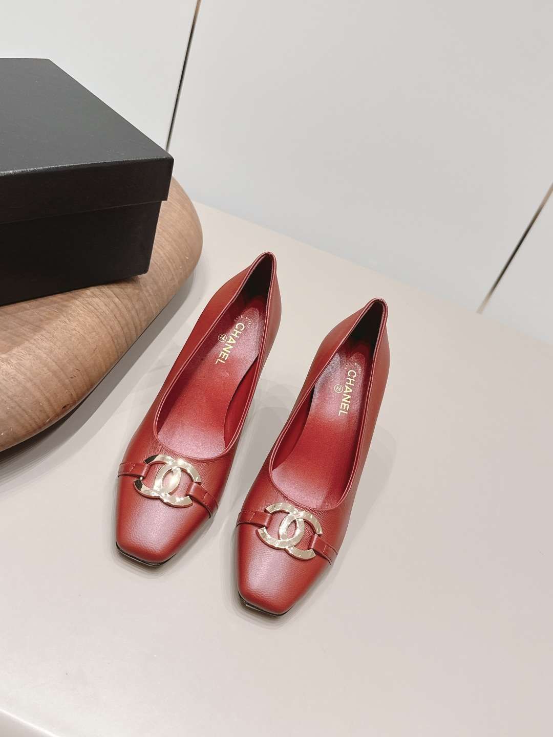 NO:900250,: 'Exclusive top version' CHANE* Xiaoxiang 26 vs the latest fashion shoe series in the spring and summer counters... [Square and round toe high-heeled shoes] Ms. Chanel loves simple and irresistible styles. The combination shows a unique dressing style, free mix and match to shine in place and follow the fashionable steps of Grandma Xiang!  !  !  The top-notch craftsmanship and texture are perfectly presented. No matter any details, you can compare them with the counters. You can enter and exit the counters at will with the best quality goods!  !  Fabric: Original customized sheepskin/customized label buckle Lining: Original customized sheepskin Foot pads: Original customized sheepskin Outsole: Original customized leather sole Heel height: 9.5cm Size: 35-39 (40.41. Customization is non-refundable) Packaging: Original full set of packaging Color: Official website updated simultaneously, single shoes, chanel, chanel, sheepskin19860909: 《独家顶级版本》 CHANE*小香26vs春夏专柜最新时装单鞋系列……【方圆头高跟单鞋】 香奈儿女士钟爱简约又难以抗拒系 搭配展现与众不同的穿搭风格、自由混搭闪耀到位跟紧香奶奶时尚步伐！！！ 顶级工艺质感完美呈现,无论任何细节均可对比专柜,最好级别的顶级货,随意进出专柜！！ 面料: 原版定制羊皮/定制标扣 内里: 原版定制羊皮 垫脚: 原版定制羊皮 大底: 原版定制真皮底 跟高: 9.5cm 码数: 35-39（40.41.定制不退换） 包装: 原版全套包装 颜色:官网同步更新,单鞋,chanel,chanel,sheepskin,Women's Shoes