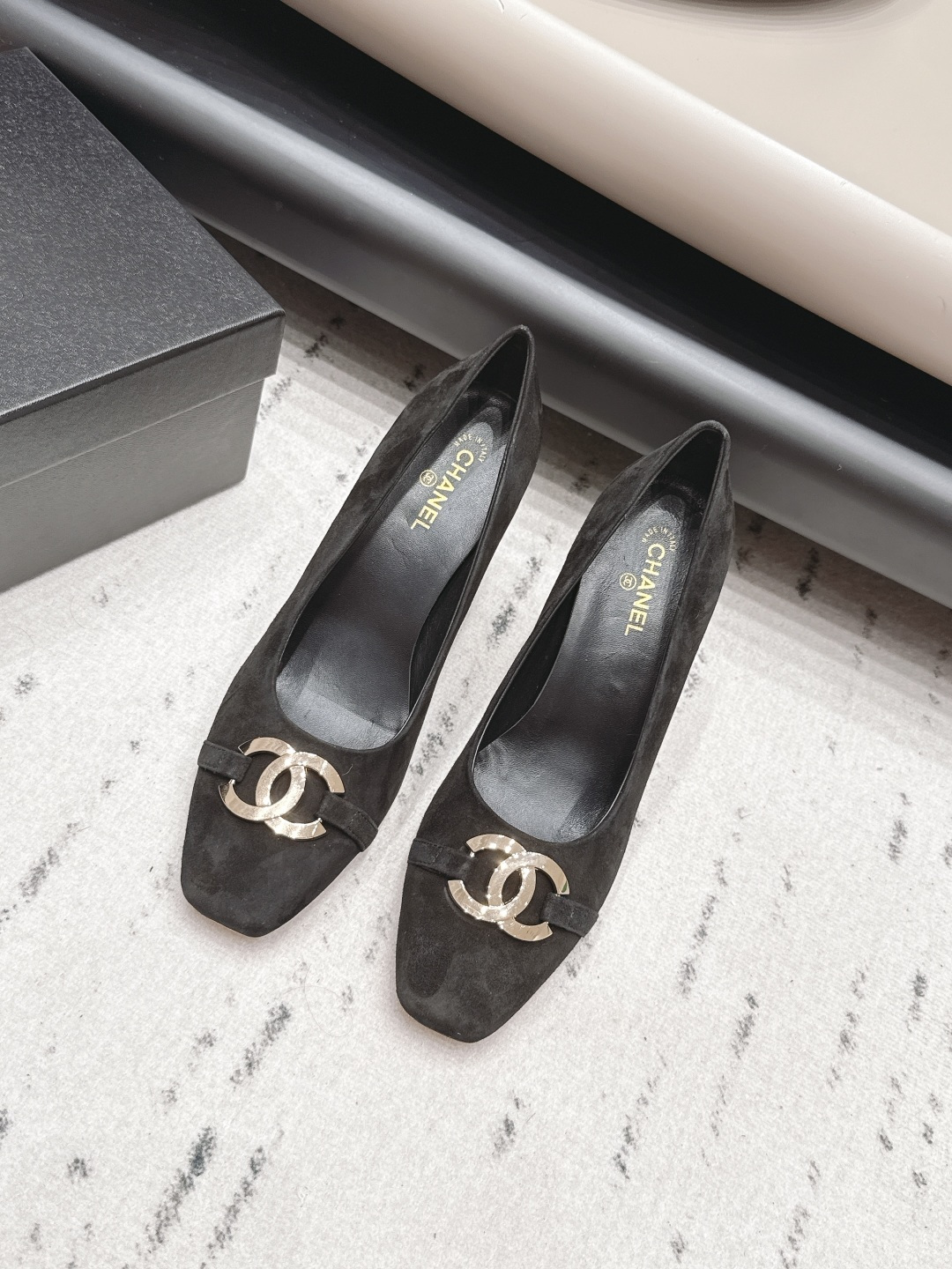 NO:900258,: 'Exclusive top version' CHANE* Xiaoxiang 26 vs the latest fashion shoe series in the spring and summer counters... [Square and round toe high-heeled shoes] Ms. Chanel loves simple and irresistible styles. The combination shows a unique dressing style, free mix and match to shine in place and follow the fashionable steps of Grandma Xiang!  !  !  The top-notch craftsmanship and texture are perfectly presented. No matter any details, you can compare them with the counters. You can enter and exit the counters at will with the best quality goods!  !  Fabric: Original customized cashmere/customized label buckle Lining: Original customized sheepskin Foot pads: Original customized sheepskin Outsole: Original customized leather sole Heel height: 9.5cm Size: 35-39 (40.41. Customization is non-returnable) Packaging: Original full set of packaging Color: Official website updated simultaneously, single shoes, chanel, chanel, sheepskin19860909: 《独家顶级版本》 CHANE*小香26vs春夏专柜最新时装单鞋系列……【方圆头高跟单鞋】 香奈儿女士钟爱简约又难以抗拒系 搭配展现与众不同的穿搭风格、自由混搭闪耀到位跟紧香奶奶时尚步伐！！！ 顶级工艺质感完美呈现,无论任何细节均可对比专柜,最好级别的顶级货,随意进出专柜！！ 面料: 原版定制羊绒/定制标扣 内里: 原版定制羊皮 垫脚: 原版定制羊皮 大底: 原版定制真皮底 跟高: 9.5cm 码数: 35-39（40.41.定制不退换） 包装: 原版全套包装 颜色:官网同步更新,单鞋,chanel,chanel,sheepskin,Women's Shoes