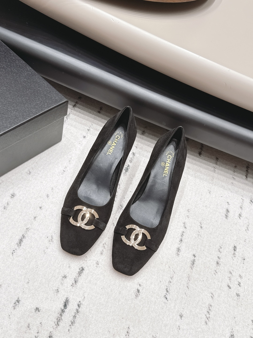 NO:900280,: 'Exclusive top version' CHANE* Xiaoxiang 26 vs the latest fashion shoe series in the spring and summer counters... [Square and round toe high-heeled shoes] Ms. Chanel loves simple and irresistible styles. The combination shows a unique dressing style, free mix and match to shine in place and follow the fashionable steps of Grandma Xiang!  !  !  The top-notch craftsmanship and texture are perfectly presented. No matter any details, you can compare them with the counters. You can enter and exit the counters at will with the best quality goods!  !  Fabric: Original customized cashmere/customized label buckle Lining: Original customized sheepskin Foot pads: Original customized sheepskin Outsole: Original customized leather sole Heel height: 7.5cm Size: 35-39 (40.41. Customization is non-returnable) Packaging: Original full set of packaging Color: Official website updated simultaneously, single shoes, chanel, chanel, sheepskin19860909: 《独家顶级版本》 CHANE*小香26vs春夏专柜最新时装单鞋系列……【方圆头高跟单鞋】 香奈儿女士钟爱简约又难以抗拒系 搭配展现与众不同的穿搭风格、自由混搭闪耀到位跟紧香奶奶时尚步伐！！！ 顶级工艺质感完美呈现,无论任何细节均可对比专柜,最好级别的顶级货,随意进出专柜！！ 面料: 原版定制羊绒/定制标扣 内里: 原版定制羊皮 垫脚: 原版定制羊皮 大底: 原版定制真皮底 跟高: 7.5cm 码数: 35-39（40.41.定制不退换） 包装: 原版全套包装 颜色:官网同步更新,单鞋,chanel,chanel,sheepskin,Women's Shoes