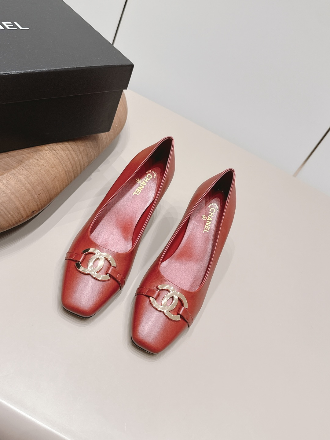 NO:900274,: 'Exclusive top version' CHANE* Xiaoxiang 26 vs the latest fashion shoe series in the spring and summer counters... [Square and round toe high-heeled shoes] Ms. Chanel loves simple and irresistible styles. The combination shows a unique dressing style, free mix and match to shine in place and follow the fashionable steps of Grandma Xiang!  !  !  The top-notch craftsmanship and texture are perfectly presented. No matter any details, you can compare them with the counters. You can enter and exit the counters at will with the best quality goods!  !  Fabric: Original customized sheepskin/customized label buckle Lining: Original customized sheepskin Foot pads: Original customized sheepskin Outsole: Original customized leather sole Heel height: 7.5cm Size: 35-39 (40.41. Customization is non-refundable) Packaging: Original full set of packaging Color: Official website updated simultaneously, single shoes, chanel, chanel, sheepskin19860909: 《独家顶级版本》 CHANE*小香26vs春夏专柜最新时装单鞋系列……【方圆头高跟单鞋】 香奈儿女士钟爱简约又难以抗拒系 搭配展现与众不同的穿搭风格、自由混搭闪耀到位跟紧香奶奶时尚步伐！！！ 顶级工艺质感完美呈现,无论任何细节均可对比专柜,最好级别的顶级货,随意进出专柜！！ 面料: 原版定制羊皮/定制标扣 内里: 原版定制羊皮 垫脚: 原版定制羊皮 大底: 原版定制真皮底 跟高: 7.5cm 码数: 35-39（40.41.定制不退换） 包装: 原版全套包装 颜色:官网同步更新,单鞋,chanel,chanel,sheepskin,Women's Shoes