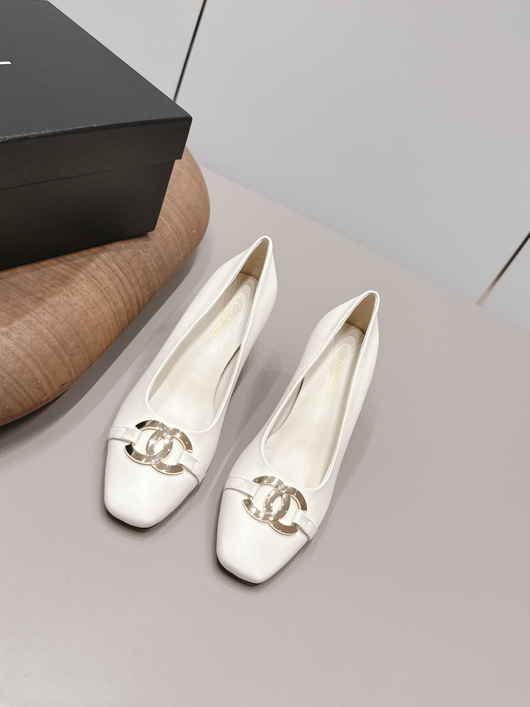 NO:900288,: 'Exclusive top version' CHANE* Xiaoxiang 26 vs the latest fashion shoe series in the spring and summer counters... [Square and round toe high-heeled shoes] Ms. Chanel loves simple and irresistible styles. The combination shows a unique dressing style, free mix and match to shine in place and follow the fashionable steps of Grandma Xiang!  !  !  The top-notch craftsmanship and texture are perfectly presented. No matter any details, you can compare them with the counters. You can enter and exit the counters at will with the best quality goods!  !  Fabric: Original customized sheepskin/customized label buckle Lining: Original customized sheepskin Foot pads: Original customized sheepskin Outsole: Original customized leather sole Heel height: 7.5cm Size: 35-39 (40.41. Customization is non-refundable) Packaging: Original full set of packaging Color: Official website updated simultaneously, single shoes, chanel, chanel, sheepskin19860909: 《独家顶级版本》 CHANE*小香26vs春夏专柜最新时装单鞋系列……【方圆头高跟单鞋】 香奈儿女士钟爱简约又难以抗拒系 搭配展现与众不同的穿搭风格、自由混搭闪耀到位跟紧香奶奶时尚步伐！！！ 顶级工艺质感完美呈现,无论任何细节均可对比专柜,最好级别的顶级货,随意进出专柜！！ 面料: 原版定制羊皮/定制标扣 内里: 原版定制羊皮 垫脚: 原版定制羊皮 大底: 原版定制真皮底 跟高: 7.5cm 码数: 35-39（40.41.定制不退换） 包装: 原版全套包装 颜色:官网同步更新,单鞋,chanel,chanel,sheepskin,Women's Shoes