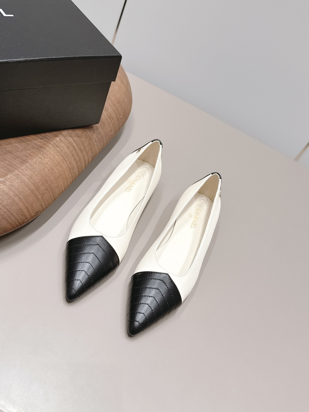 NO:900243,: 'Exclusive top version' CHANE* Xiaoxiang 26vs the latest fashion shoe series in the spring and summer counter... [Pointed toe color-blocked flat shoes] Ms. Chanel loves simple and irresistible styles. The combination shows a unique dressing style, free mix and match to shine in place and follow the fashionable pace of Grandma Xiang!  !  !  The top-notch craftsmanship and texture are perfectly presented. No matter any details, you can compare them with the counters. You can enter and exit the counters at will with the best quality goods!  !  Fabric: Original customized sheepskin/color matching Lining: Original customized sheepskin Foot pads: Original customized sheepskin Outsole: Original customized leather sole Heel height: 1.5cm Size: 35-39 (40.41. Customization is non-refundable) Packaging: Original full set of packaging Color: Official website updated simultaneously, single shoes, chanel, chanel, sheepskin19860909: 《独家顶级版本》 CHANE*小香26vs春夏专柜最新时装单鞋系列……【尖头拼色平跟单鞋】 香奈儿女士钟爱简约又难以抗拒系 搭配展现与众不同的穿搭风格、自由混搭闪耀到位跟紧香奶奶时尚步伐！！！ 顶级工艺质感完美呈现,无论任何细节均可对比专柜,最好级别的顶级货,随意进出专柜！！ 面料: 原版定制羊皮/拼色 内里: 原版定制羊皮 垫脚: 原版定制羊皮 大底: 原版定制真皮底 跟高: 1.5cm 码数: 35-39（40.41.定制不退换） 包装: 原版全套包装 颜色:官网同步更新,单鞋,chanel,chanel,sheepskin,Women's Shoes