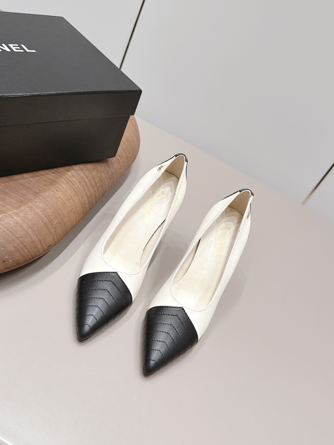 NO:900234,: 'Exclusive top version' CHANE* Xiaoxiang 26vs the latest fashion shoe series in the spring and summer counters... [Pointed toe color-blocked high-heeled shoes] Ms. Chanel loves simple and irresistible styles. The combination shows a unique dressing style, free mix and match to shine in place and follow the fashionable steps of Grandma Xiang!  !  !  The top-notch craftsmanship and texture are perfectly presented. No matter any details, you can compare them with the counters. You can enter and exit the counters at will with the best quality goods!  !  Fabric: Original customized sheepskin/color matching Lining: Original customized sheepskin Foot pads: Original customized sheepskin Outsole: Original customized leather sole Heel height: 9cm Size: 35-39 (40.41. Customization is non-returnable) Packaging: Original full set of packaging Color: Official website updated simultaneously, single shoes, chanel, chanel, sheepskin19860909: 《独家顶级版本》 CHANE*小香26vs春夏专柜最新时装单鞋系列……【尖头拼色高跟单鞋】 香奈儿女士钟爱简约又难以抗拒系 搭配展现与众不同的穿搭风格、自由混搭闪耀到位跟紧香奶奶时尚步伐！！！ 顶级工艺质感完美呈现,无论任何细节均可对比专柜,最好级别的顶级货,随意进出专柜！！ 面料: 原版定制羊皮/拼色 内里: 原版定制羊皮 垫脚: 原版定制羊皮 大底: 原版定制真皮底 跟高: 9cm 码数: 35-39（40.41.定制不退换） 包装: 原版全套包装 颜色:官网同步更新,单鞋,chanel,chanel,sheepskin,Women's Shoes