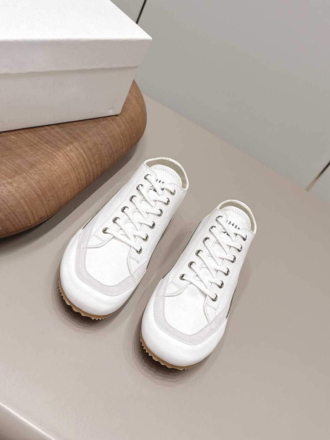 NO:900313,: Couple 'Exclusive top version' M*M6M*aison M*argiela~26vs new 1 couple retro casual series... [Couple retro casual shoes] Just when you hear the retro style, you can immediately think of the classic M*arginal, retro and fashionable, clean and refreshing collection of spring, summer, autumn and winter colors, comfortable, cool and casual style design, very Margiela style, no pressure on the feet, full of avant-garde elements, original packaging  A light luxury trendy model with multiple elements, this German training shoe designed by Margiela designer continues the classic T-shaped leather splicing. It has been carefully improved many times by the design team, just to let you experience the most original military flavor~ The designer's design technology is combined with the top craftsmanship of sports and leisure Labang lasting, which does not take off the bottom, does not smell glue, and uses Labang lasting technology... Fabric: Original customized cowhide/suede/military canvas Lining: Original customized high-density muslin Foot:  Original customized cowhide outsole: Original molded wear-resistant bottom sheet Size: 35-44 (40 for women, 45 for men. Customized) Packaging: Original full set of packaging Color: Official website updated simultaneously, casual shoes/sports shoes, masion margiela, sneakers, cowhide, chamois leather19860909: 情侣《独家顶级版本》 M*M6M*aison M*argiela~26vs新款1情侣复古休闲系列……【情侣复古休闲鞋】 光听到复古风就能立刻想到经典M*arginal,复古时髦,春夏秋冬配色干净清爽集合,舒适,酷飒,休闲于一体的风格设计,很马吉拉风格,上脚无压力十足先锋元素,原版包装 一个轻奢潮款多元素结合玛吉拉设计师设计这一款德国训练鞋延续了经典的T形真皮拼接,经过设计团队多次的精心改良,只为让您体验最原始的军旅味道~设计师设计工艺结合运动休闲拉邦套楦顶级工艺,不脱底,不臭胶水,采用拉邦套楦工艺…… 面料: 原版定制牛皮/麂皮/军工帆布 内里: 原版定制高密度细布 垫脚: 原版定制牛皮 大底: 原版开模耐磨底片 码数: 35-44（女40.男45.定制） 包装:原版全套包装 颜色:官网同步更新,休闲鞋/运动鞋,masion margiela,sneakers,cowhide,chamois leather,Women's Shoes