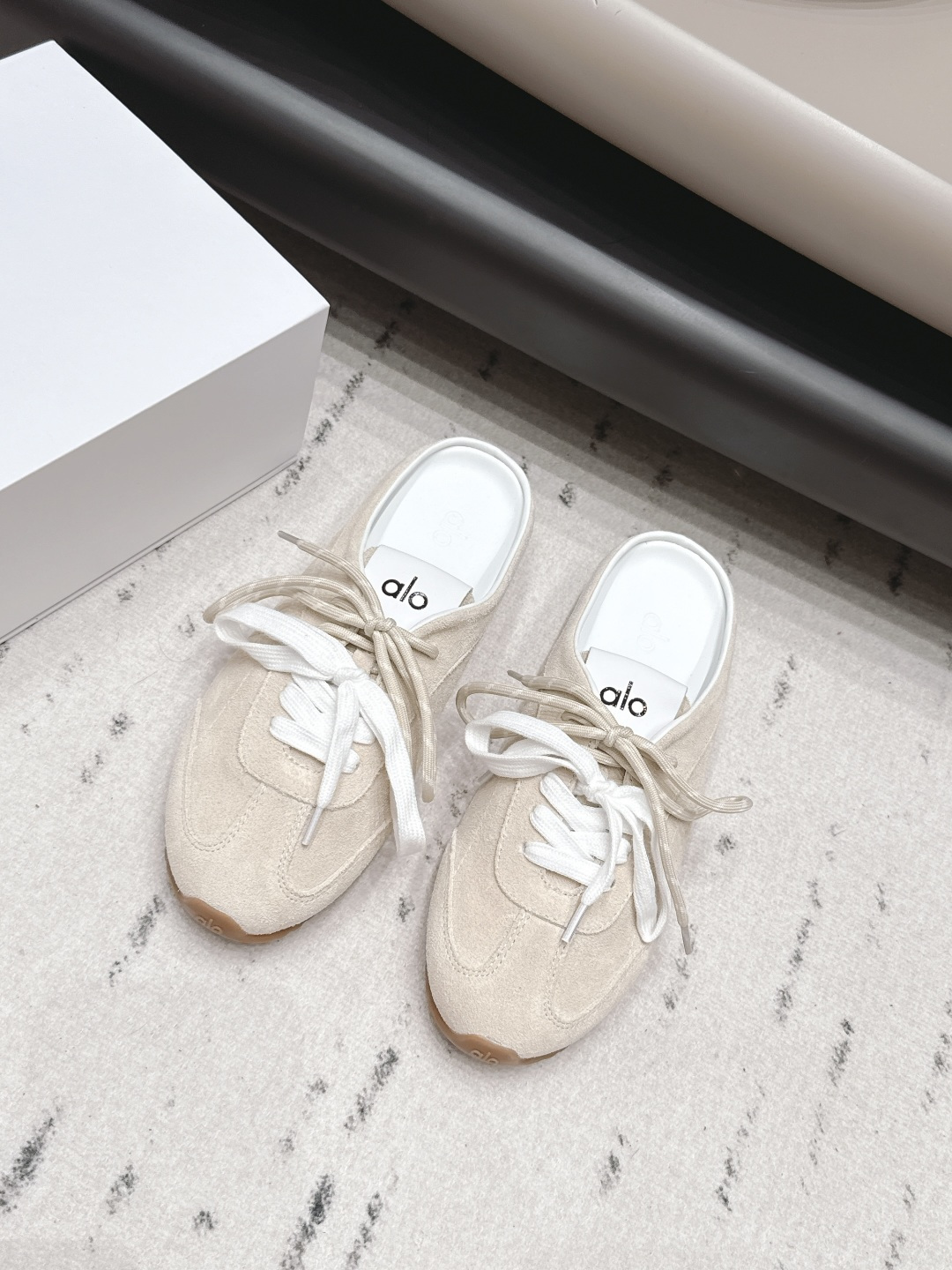 NO:900293,: 'Exclusive top version' Alo Yoga niche trendy brand 26 vs new spring and summer casual series... [Round-toe half-slip casual shoes] The original version is better in comfort and packaging. It is full of personality and is easy to match with various styles of clothes... The fabric is original custom-made cow, the lining is original custom-made sheepskin, the foot pads are original custom-made sheepskin, the outsole is original open-molded two-color molded bottom, the bottom thickness is 1.5cm, the original packaging is complete, the code number is 35-39 (40. Customization is not returnable)  Color official website updated simultaneously, casual shoes/sports shoes, sneakers, sheepskin19860909: 《独家顶级版本》 Alo Yoga小众潮牌26vs春夏新款休闲系列……【圆头半拖休闲鞋】 原版一比一打造舒适度、包裹性都比较好.个性十足,很好驾驭各种风格衣服搭配…… 面料原版定制牛猄 内里原版定制羊皮 垫脚原版定制羊皮 大底原版开模双色成型底 底厚1.5cm 包装原版全套包装, 码数35-39（40.定制不退换） 颜色官网同步更新,休闲鞋/运动鞋,sneakers,sheepskin,Women's Shoes