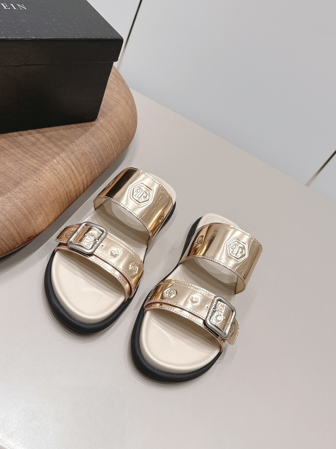 NO:900270,: Men's 'Exclusive Top Version' Philipp Plein 2026 vs the latest hot sandal series for spring and summer... [Men's round-toe sandals] Philipp Plein men's slippers, cowhide embossed, patterned, full of artistic sense!  The rubber soles are lightweight and comfortable, making them easy to wear in daily life or on vacation. Murakami's pop style makes these slippers a popular fashion collection. They are highly recognizable and look great with casual clothes!  Fabric: Original customized patent leather/embossed craftsmanship Lining: Original customized sheepskin Foot: Original cow-pattern microfiber water-coated platform Outsole: Original open-molded TPU foam molding sole Size: 39-44 (customized at 38.45.46.) Packaging: Original full set of packaging Color: Official website updated simultaneously, slippers, sandals, slippers, cowhide, sheepskin19860909: 男款《独家顶级版本》  Philipp Plein2026vs春夏最新王炸爆款凉鞋系列……【男士圆头凉拖】  Philipp Plein 男士拖鞋,牛皮压花,图案,艺术感满满！橡胶鞋底轻便舒适,日常或度假都能轻松驾驭 村上隆的波普风格让这双拖鞋成为时尚收藏热门,辨识度超高,搭配休闲服饰超有范儿！ 面料: 原版定制漆皮/压花工艺 内里: 原版定制羊皮 垫脚: 原版牛纹超纤包水台 大底: 原版开模TPU发泡成型底 码数: 39-44（38.45.46.定制） 包装: 原版全套包装 颜色: 官网同步更新,拖鞋,sandals,slippers,cowhide,sheepskin,Women's Shoes