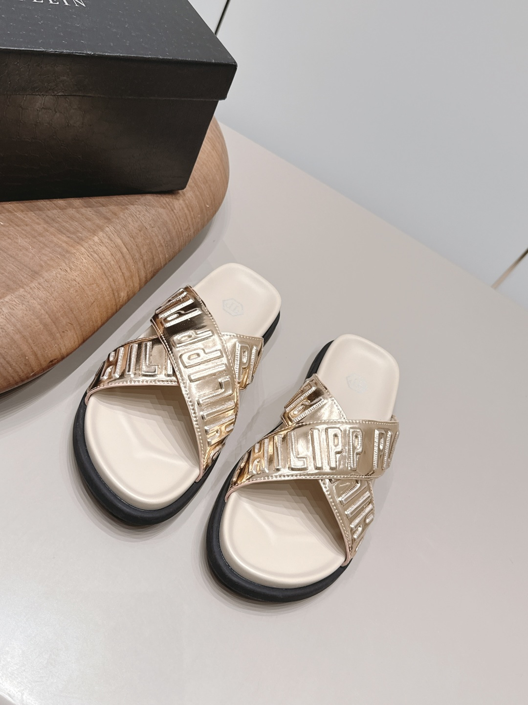 NO:900262,: Men's 'Exclusive Top Version' Philipp Plein 2026 vs the latest hot sandal series for spring and summer... [Men's round-toe sandals] Philipp Plein men's slippers, cowhide embossed, patterned, full of artistic sense!  The rubber soles are lightweight and comfortable, making them easy to wear in daily life or on vacation. Murakami's pop style makes these slippers a popular fashion collection. They are highly recognizable and look great with casual clothes!  Fabric: Original customized patent leather/car logo craftsmanship Lining: Original customized sheepskin Foot: Original cow-pattern microfiber water-coated platform Outsole: Original open-molded TPU foam molding sole Code number: 39-44 (customized at 38.45.46.) Packaging: Original full set of packaging Color: Official website updated simultaneously, slippers, sandals, slippers, cowhide, sheepskin19860909: 男款《独家顶级版本》  Philipp Plein2026vs春夏最新王炸爆款凉鞋系列……【男士圆头凉拖】  Philipp Plein 男士拖鞋,牛皮压花,图案,艺术感满满！橡胶鞋底轻便舒适,日常或度假都能轻松驾驭 村上隆的波普风格让这双拖鞋成为时尚收藏热门,辨识度超高,搭配休闲服饰超有范儿！ 面料: 原版定制漆皮/车标工艺 内里: 原版定制羊皮 垫脚: 原版牛纹超纤包水台 大底: 原版开模TPU发泡成型底 码数: 39-44（38.45.46.定制） 包装: 原版全套包装 颜色: 官网同步更新,拖鞋,sandals,slippers,cowhide,sheepskin,Women's Shoes