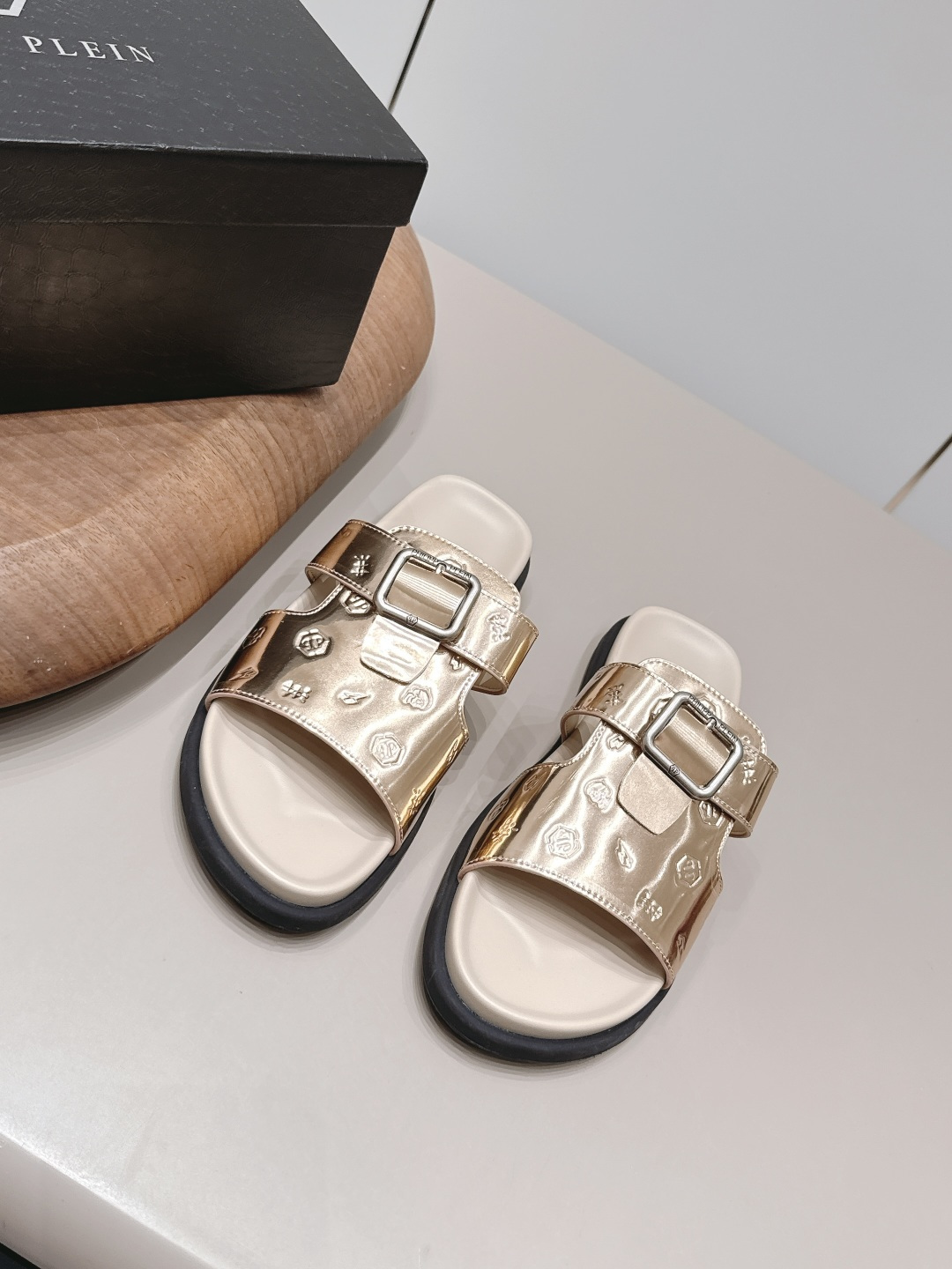 NO:900246,: Men's 'Exclusive Top Version' Philipp Plein 2026 vs the latest hot sandal series for spring and summer... [Men's round-toe sandals] Philipp Plein men's slippers, cowhide embossed, patterned, full of artistic sense!  The rubber soles are lightweight and comfortable, making them easy to wear in daily life or on vacation. Murakami's pop style makes these slippers a popular fashion collection. They are highly recognizable and look great with casual clothes!  Fabric: Original customized patent leather/embossed craftsmanship Lining: Original customized sheepskin Foot: Original cow-pattern microfiber water-coated platform Outsole: Original open-molded TPU foam molding sole Size: 39-44 (customized at 38.45.46.) Packaging: Original full set of packaging Color: Official website updated simultaneously, slippers, sandals, slippers, cowhide, sheepskin19860909: 男款《独家顶级版本》  Philipp Plein2026vs春夏最新王炸爆款凉鞋系列……【男士圆头凉拖】  Philipp Plein 男士拖鞋,牛皮压花,图案,艺术感满满！橡胶鞋底轻便舒适,日常或度假都能轻松驾驭 村上隆的波普风格让这双拖鞋成为时尚收藏热门,辨识度超高,搭配休闲服饰超有范儿！ 面料: 原版定制漆皮/压花工艺 内里: 原版定制羊皮 垫脚: 原版牛纹超纤包水台 大底: 原版开模TPU发泡成型底 码数: 39-44（38.45.46.定制） 包装: 原版全套包装 颜色: 官网同步更新,拖鞋,sandals,slippers,cowhide,sheepskin,Women's Shoes