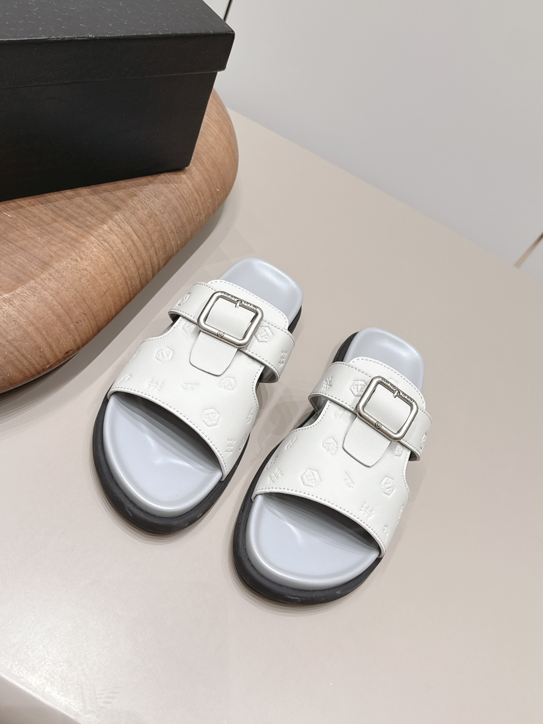 NO:900254,: Men's 'Exclusive Top Version' Philipp Plein 2026 vs the latest hot sandal series for spring and summer... [Men's round-toe sandals] Philipp Plein men's slippers, cowhide embossed, patterned, full of artistic sense!  The rubber soles are lightweight and comfortable, making them easy to wear in daily life or on vacation. Murakami's pop style makes these slippers a popular fashion collection. They are highly recognizable and look great with casual clothes!  Fabric: Original customized cowhide/embossed craftsmanship Lining: Original customized sheepskin Foot: Original cow pattern microfiber water-coated platform Outsole: Original molded TPU foam molding sole Size: 39-44 (customized at 38.45.46.) Packaging: Original full set of packaging Color: Official website updated simultaneously, slippers, sandals, slippers, cowhide, sheepskin19860909: 男款《独家顶级版本》  Philipp Plein2026vs春夏最新王炸爆款凉鞋系列……【男士圆头凉拖】  Philipp Plein 男士拖鞋,牛皮压花,图案,艺术感满满！橡胶鞋底轻便舒适,日常或度假都能轻松驾驭 村上隆的波普风格让这双拖鞋成为时尚收藏热门,辨识度超高,搭配休闲服饰超有范儿！ 面料: 原版定制牛皮/压花工艺 内里: 原版定制羊皮 垫脚: 原版牛纹超纤包水台 大底: 原版开模TPU发泡成型底 码数: 39-44（38.45.46.定制） 包装: 原版全套包装 颜色: 官网同步更新,拖鞋,sandals,slippers,cowhide,sheepskin,Women's Shoes