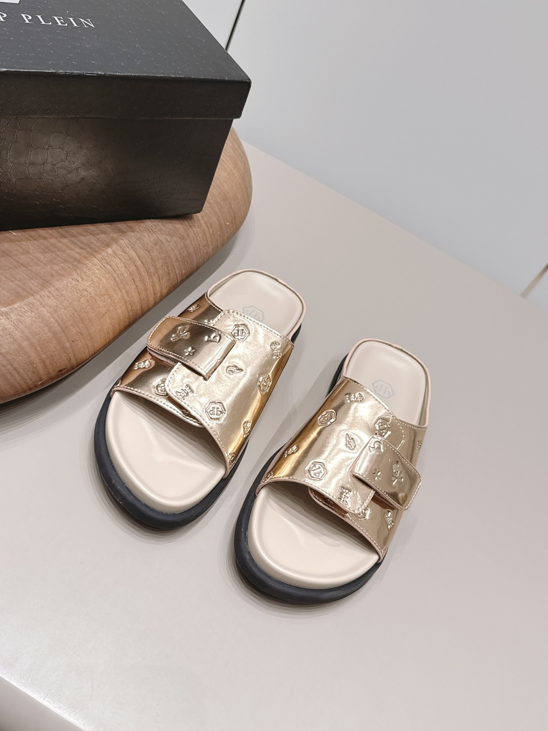 NO:900232,: Men's 'Exclusive Top Version' Philipp Plein 2026 vs the latest hot sandal series for spring and summer... [Men's round-toe sandals] Philipp Plein men's slippers, cowhide embossed, patterned, full of artistic sense!  The rubber soles are lightweight and comfortable, making them easy to wear in daily life or on vacation. Murakami's pop style makes these slippers a popular fashion collection. They are highly recognizable and look great with casual clothes!  Fabric: Original customized patent leather/embossed craftsmanship Lining: Original customized sheepskin Foot: Original cow-pattern microfiber water-coated platform Outsole: Original open-molded TPU foam molding sole Size: 39-44 (customized at 38.45.46.) Packaging: Original full set of packaging Color: Official website updated simultaneously, slippers, sandals, slippers, cowhide, sheepskin19860909: 男款《独家顶级版本》  Philipp Plein2026vs春夏最新王炸爆款凉鞋系列……【男士圆头凉拖】  Philipp Plein 男士拖鞋,牛皮压花,图案,艺术感满满！橡胶鞋底轻便舒适,日常或度假都能轻松驾驭 村上隆的波普风格让这双拖鞋成为时尚收藏热门,辨识度超高,搭配休闲服饰超有范儿！ 面料: 原版定制漆皮/压花工艺 内里: 原版定制羊皮 垫脚: 原版牛纹超纤包水台 大底: 原版开模TPU发泡成型底 码数: 39-44（38.45.46.定制） 包装: 原版全套包装 颜色: 官网同步更新,拖鞋,sandals,slippers,cowhide,sheepskin,Women's Shoes
