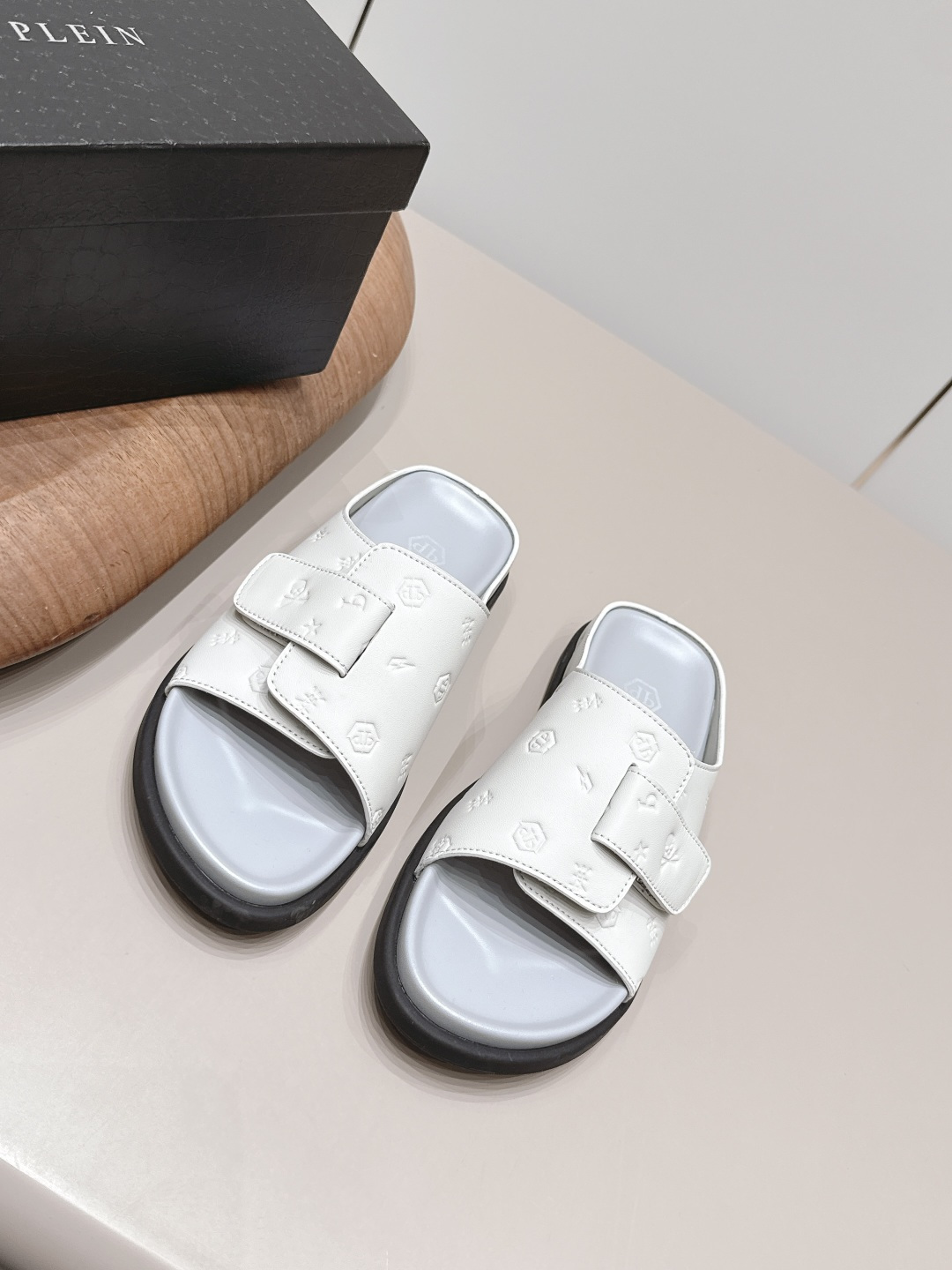 NO:900241,: Men's 'Exclusive Top Version' Philipp Plein 2026 vs the latest hot sandal series for spring and summer... [Men's round-toe sandals] Philipp Plein men's slippers, cowhide embossed, patterned, full of artistic sense!  The rubber soles are lightweight and comfortable, making them easy to wear in daily life or on vacation. Murakami's pop style makes these slippers a popular fashion collection. They are highly recognizable and look great with casual clothes!  Fabric: Original customized cowhide/embossed craftsmanship Lining: Original customized sheepskin Foot: Original cow pattern microfiber water-coated platform Outsole: Original molded TPU foam molding sole Size: 39-44 (customized at 38.45.46.) Packaging: Original full set of packaging Color: Official website updated simultaneously, slippers, sandals, slippers, cowhide, sheepskin19860909: 男款《独家顶级版本》  Philipp Plein2026vs春夏最新王炸爆款凉鞋系列……【男士圆头凉拖】  Philipp Plein 男士拖鞋,牛皮压花,图案,艺术感满满！橡胶鞋底轻便舒适,日常或度假都能轻松驾驭 村上隆的波普风格让这双拖鞋成为时尚收藏热门,辨识度超高,搭配休闲服饰超有范儿！ 面料: 原版定制牛皮/压花工艺 内里: 原版定制羊皮 垫脚: 原版牛纹超纤包水台 大底: 原版开模TPU发泡成型底 码数: 39-44（38.45.46.定制） 包装: 原版全套包装 颜色: 官网同步更新,拖鞋,sandals,slippers,cowhide,sheepskin,Women's Shoes