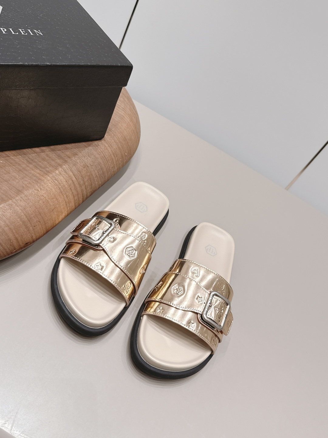 NO:900216,: Men's 'Exclusive Top Version' Philipp Plein 2026 vs the latest hot sandal series for spring and summer... [Men's round-toe sandals] Philipp Plein men's slippers, cowhide embossed, patterned, full of artistic sense!  The rubber soles are lightweight and comfortable, making them easy to wear in daily life or on vacation. Murakami's pop style makes these slippers a popular fashion collection. They are highly recognizable and look great with casual clothes!  Fabric: Original customized patent leather/embossed craftsmanship Lining: Original customized sheepskin Foot: Original cow grain microfiber water-coated platform Outsole: Original open-molded TPU foam molding sole Size: 39-44 (customized at 38.45.46.) Packaging: Original full set of packaging Color: Official website updated simultaneously, slippers, sandals, slippers, cowhide, sheepskin19860909: 男款《独家顶级版本》  Philipp Plein2026vs春夏最新王炸爆款凉鞋系列……【男士圆头凉拖】  Philipp Plein 男士拖鞋,牛皮压花,图案,艺术感满满！橡胶鞋底轻便舒适,日常或度假都能轻松驾驭 村上隆的波普风格让这双拖鞋成为时尚收藏热门,辨识度超高,搭配休闲服饰超有范儿！ 面料: 原版定制漆皮/压花工艺 内里: 原版定制羊皮 垫脚: 原版牛纹超纤包水台 大底: 原版开模TPU发泡成型底 码数: 39-44（38.45.46.定制） 包装: 原版全套包装 颜色: 官网同步更新,拖鞋,sandals,slippers,cowhide,sheepskin,Women's Shoes