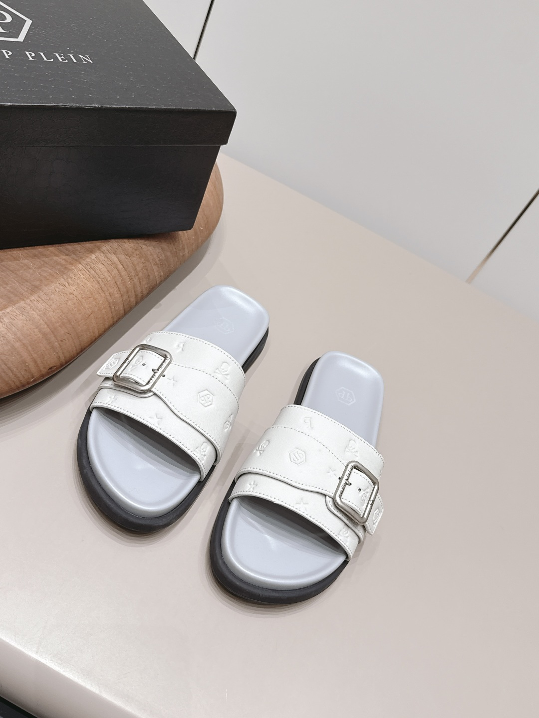 NO:900223,: Men's 'Exclusive Top Version' Philipp Plein 2026 vs the latest hot sandal series for spring and summer... [Men's round-toe sandals] Philipp Plein men's slippers, cowhide embossed, patterned, full of artistic sense!  The rubber soles are lightweight and comfortable, making them easy to wear in daily life or on vacation. Murakami's pop style makes these slippers a popular fashion collection. They are highly recognizable and look great with casual clothes!  Fabric: Original customized cowhide/embossed craftsmanship Lining: Original customized sheepskin Foot: Original cow pattern microfiber water-coated platform Outsole: Original molded TPU foam molding sole Size: 39-44 (customized at 38.45.46.) Packaging: Original full set of packaging Color: Official website updated simultaneously, slippers, sandals, slippers, cowhide, sheepskin19860909: 男款《独家顶级版本》  Philipp Plein2026vs春夏最新王炸爆款凉鞋系列……【男士圆头凉拖】  Philipp Plein 男士拖鞋,牛皮压花,图案,艺术感满满！橡胶鞋底轻便舒适,日常或度假都能轻松驾驭 村上隆的波普风格让这双拖鞋成为时尚收藏热门,辨识度超高,搭配休闲服饰超有范儿！ 面料: 原版定制牛皮/压花工艺 内里: 原版定制羊皮 垫脚: 原版牛纹超纤包水台 大底: 原版开模TPU发泡成型底 码数: 39-44（38.45.46.定制） 包装: 原版全套包装 颜色: 官网同步更新,拖鞋,sandals,slippers,cowhide,sheepskin,Women's Shoes