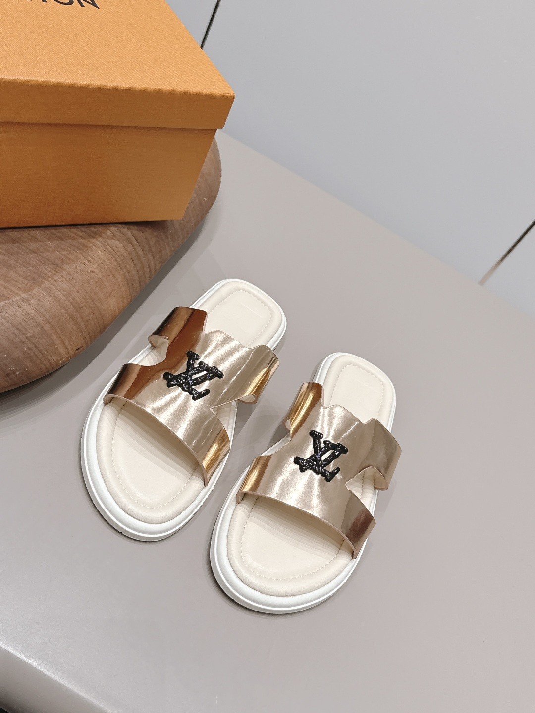 NO:900265,: Men's 'Exclusive Top Version' L*V Donkey Brand 2026 vs Early Spring's latest hot sandal series... [Men's Round Toe Sandals] Isola slippers co-branded by LV and Takashi Murakami, white Monogram canvas + red cherry pattern, full of artistic sense!  The rubber soles are lightweight and comfortable, making them easy to wear in daily life or on vacation. Murakami's pop style makes these slippers a popular fashion collection. They are highly recognizable and look great with casual clothes!  Fabric: Original customized patent leather Lining: Original customized sheepskin Foot: Original cow grain microfiber water-coated platform Outsole: Original open-molded TPU combination bottom Size: 39-44 (customized at 38.45.46.) Packaging: Original full set of packaging Color: Official website updated simultaneously, slippers, louis vuitton, louis vuitton, sandals, slippers, sheepskin19860909: 男款《独家顶级版本》 L*V驴牌2026vs早春最新王炸爆款凉鞋系列……【男士圆头凉拖】  LV与村上隆联名的Isola拖鞋,白色Monogram帆布+红色樱桃图案,艺术感满满！橡胶鞋底轻便舒适,日常或度假都能轻松驾驭 村上隆的波普风格让这双拖鞋成为时尚收藏热门,辨识度超高,搭配休闲服饰超有范儿！ 面料: 原版定制漆皮 内里: 原版定制羊皮 垫脚: 原版牛纹超纤包水台 大底: 原版开模TPU组合底 码数: 39-44（38.45.46.定制） 包装: 原版全套包装 颜色: 官网同步更新,拖鞋,louis vuitton,louis vuitton,sandals,slippers,sheepskin,Women's Shoes