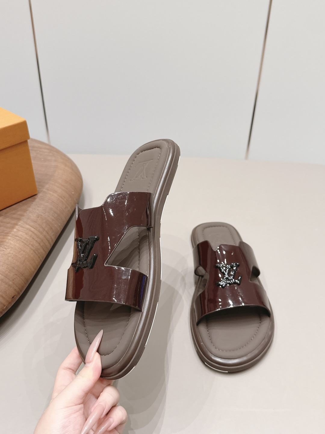 LV与村上隆联名的Isola拖鞋 4