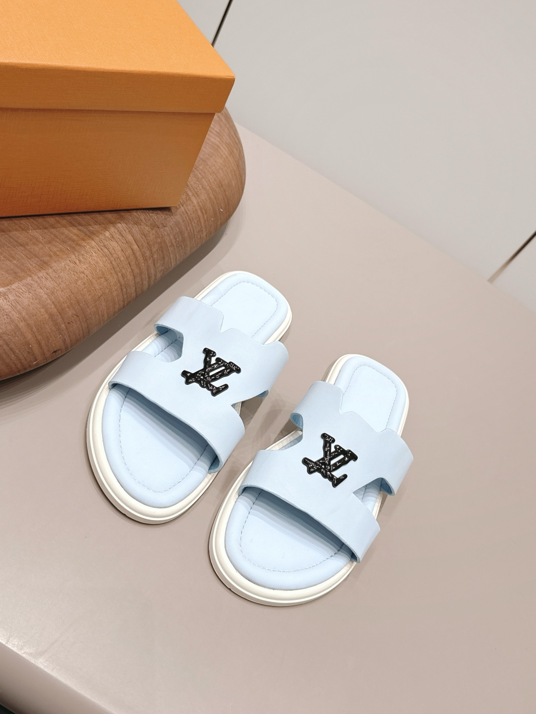 NO:900257,: Men's 'Exclusive Top Version' L*V Donkey Brand 2026 vs Early Spring's latest hot sandal series... [Men's Round Toe Sandals] Isola slippers co-branded by LV and Takashi Murakami, white Monogram canvas + red cherry pattern, full of artistic sense!  The rubber soles are lightweight and comfortable, making them easy to wear in daily life or on vacation. Murakami's pop style makes these slippers a popular fashion collection. They are highly recognizable and look great with casual clothes!  Fabric: Original customized cowhide/oil edge craftsmanship Lining: Original customized sheepskin Foot: Original cow pattern microfiber water-covered platform Outsole: Original molded TPU combination bottom Size: 39-44 (customized at 38.45.46.) Packaging: Original full set of packaging Color: Official website updated simultaneously, slippers, louis vuitton, louis vuitton, sandals, slippers, cowhide, sheepskin19860909: 男款《独家顶级版本》 L*V驴牌2026vs早春最新王炸爆款凉鞋系列……【男士圆头凉拖】  LV与村上隆联名的Isola拖鞋,白色Monogram帆布+红色樱桃图案,艺术感满满！橡胶鞋底轻便舒适,日常或度假都能轻松驾驭 村上隆的波普风格让这双拖鞋成为时尚收藏热门,辨识度超高,搭配休闲服饰超有范儿！ 面料: 原版定制牛皮/油边工艺 内里: 原版定制羊皮 垫脚: 原版牛纹超纤包水台 大底: 原版开模TPU组合底 码数: 39-44（38.45.46.定制） 包装: 原版全套包装 颜色: 官网同步更新,拖鞋,louis vuitton,louis vuitton,sandals,slippers,cowhide,sheepskin,Women's Shoes