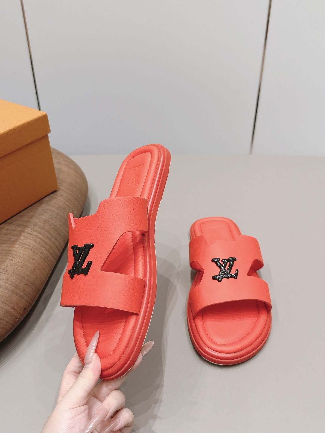 LV与村上隆联名的Isola拖鞋 4