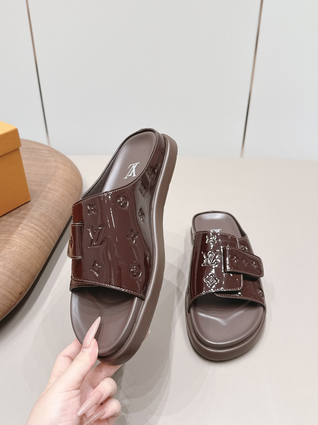 LV与村上隆联名的Isola拖鞋 4