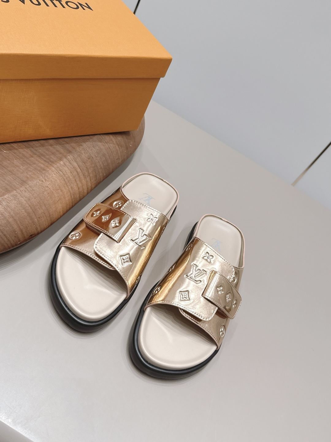 NO:900300,: Men's 'Exclusive Top Version' L*V Donkey Brand 2026 vs Early Spring's latest hot sandal series... [Men's Round Toe Sandals] Isola slippers co-branded by LV and Takashi Murakami, white Monogram canvas + red cherry pattern, full of artistic sense!  The rubber soles are lightweight and comfortable, making them easy to wear in daily life or on vacation. Murakami's pop style makes these slippers a popular fashion collection. They are highly recognizable and look great with casual clothes!  Fabric: Original customized patent leather/embossed craftsmanship Lining: Original customized sheepskin Foot: Original cow pattern microfiber water-coated platform Outsole: Original molded TPU foam molding sole Size: 39-44 (customized at 38.45.46.) Packaging: Original full set of packaging Color: Official website updated simultaneously, slippers, louis vuitton, louis vuitton, sandals, slippers, sheepskin19860909: 男款《独家顶级版本》 L*V驴牌2026vs早春最新王炸爆款凉鞋系列……【男士圆头凉拖】  LV与村上隆联名的Isola拖鞋,白色Monogram帆布+红色樱桃图案,艺术感满满！橡胶鞋底轻便舒适,日常或度假都能轻松驾驭 村上隆的波普风格让这双拖鞋成为时尚收藏热门,辨识度超高,搭配休闲服饰超有范儿！ 面料: 原版定制漆皮/压花工艺 内里: 原版定制羊皮 垫脚: 原版牛纹超纤包水台 大底: 原版开模TPU发泡成型底 码数: 39-44（38.45.46.定制） 包装: 原版全套包装 颜色: 官网同步更新,拖鞋,louis vuitton,louis vuitton,sandals,slippers,sheepskin,Women's Shoes