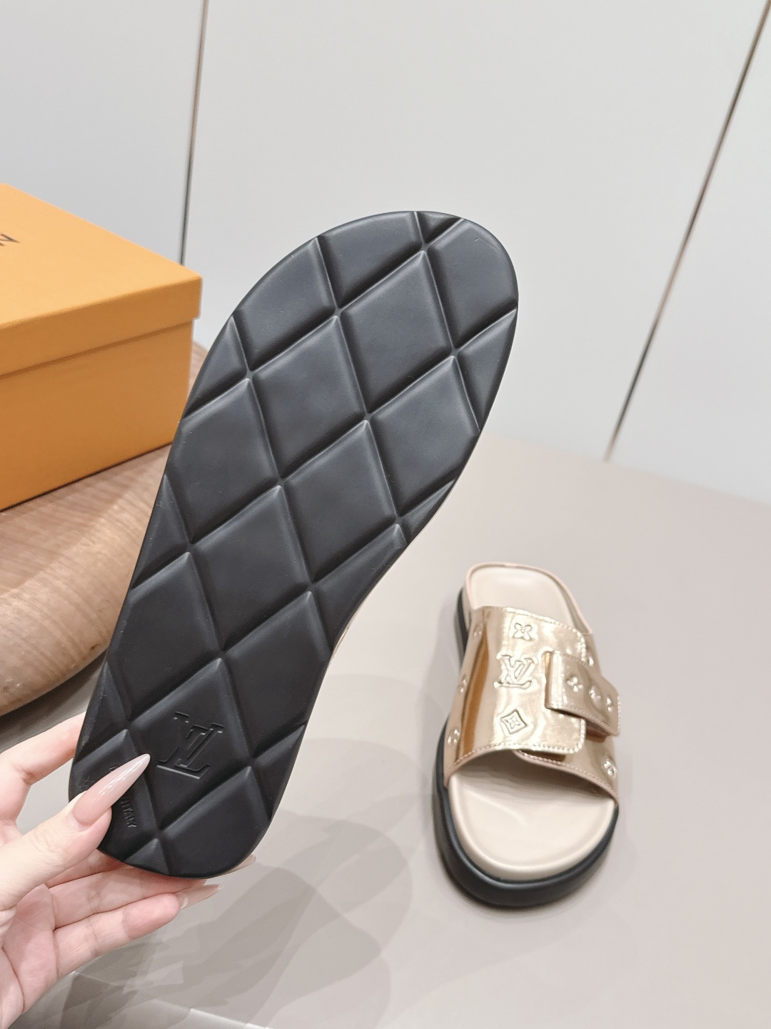LV与村上隆联名的Isola拖鞋 9