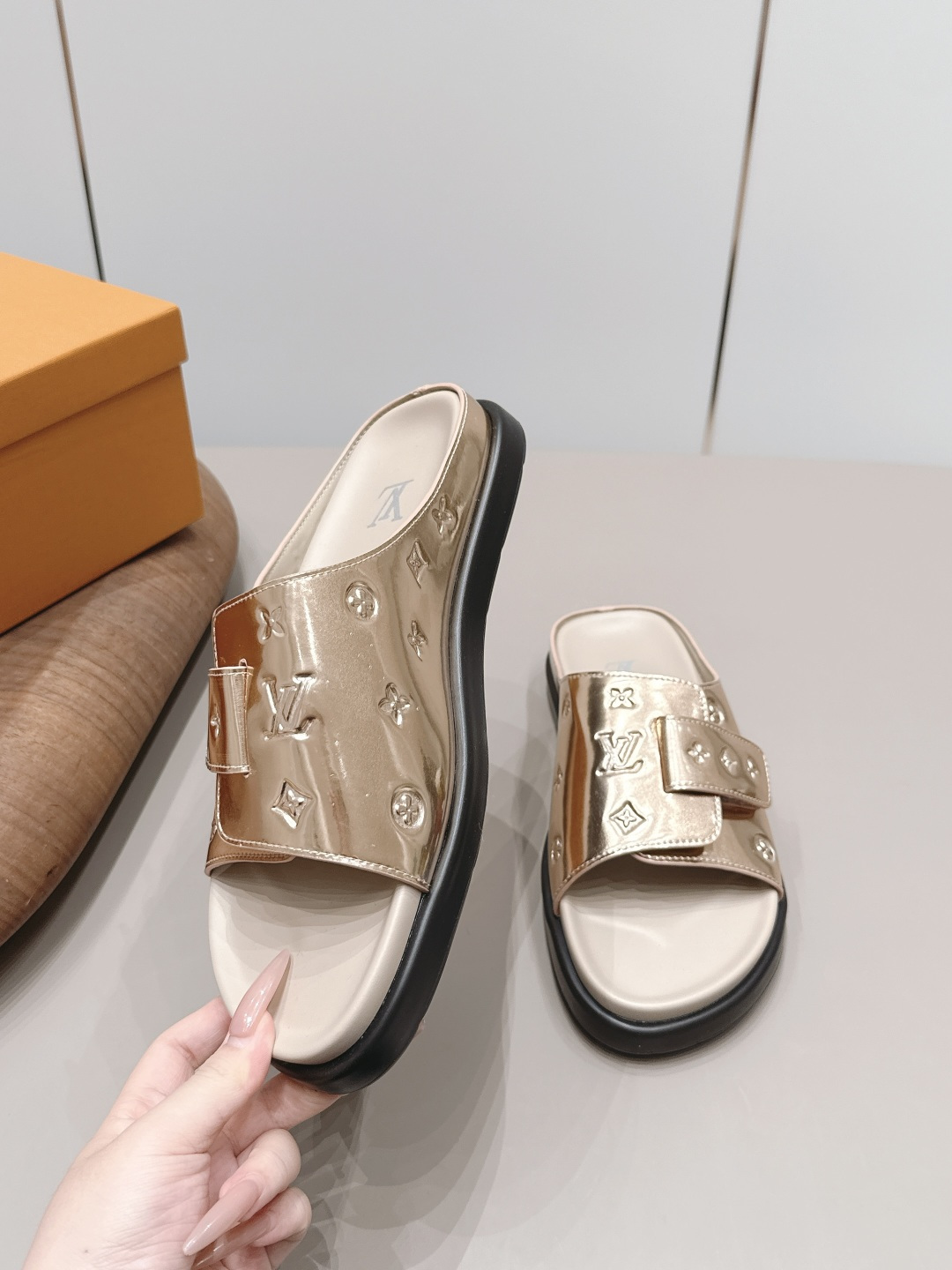 LV与村上隆联名的Isola拖鞋 4