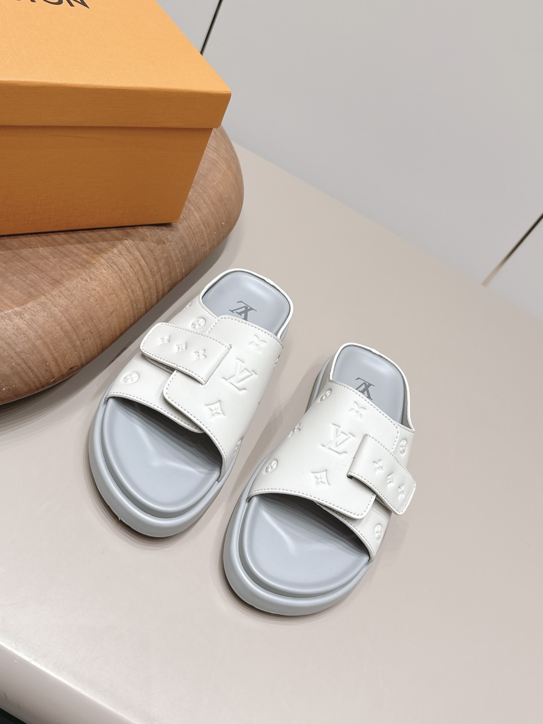 NO:900233,: Men's 'Exclusive Top Version' L*V Donkey Brand 2026 vs Early Spring's latest hot sandal series... [Men's Round Toe Sandals] Isola slippers co-branded by LV and Takashi Murakami, white Monogram canvas + red cherry pattern, full of artistic sense!  The rubber soles are lightweight and comfortable, making them easy to wear in daily life or on vacation. Murakami's pop style makes these slippers a popular fashion collection. They are highly recognizable and look great with casual clothes!  Fabric: Original customized cowhide/embossed craftsmanship Lining: Original customized sheepskin Foot: Original cow pattern microfiber water-coated platform Outsole: Original molded TPU foam molding sole Size: 39-44 (customized at 38.45.46.) Packaging: Original full set of packaging Color: Official website updated simultaneously, slippers, louis vuitton, louis  vuitton,sandals,slippers,cowhide,sheepskin19860909: 男款《独家顶级版本》 L*V驴牌2026vs早春最新王炸爆款凉鞋系列……【男士圆头凉拖】  LV与村上隆联名的Isola拖鞋,白色Monogram帆布+红色樱桃图案,艺术感满满！橡胶鞋底轻便舒适,日常或度假都能轻松驾驭 村上隆的波普风格让这双拖鞋成为时尚收藏热门,辨识度超高,搭配休闲服饰超有范儿！ 面料: 原版定制牛皮/压花工艺 内里: 原版定制羊皮 垫脚: 原版牛纹超纤包水台 大底: 原版开模TPU发泡成型底 码数: 39-44（38.45.46.定制） 包装: 原版全套包装 颜色: 官网同步更新,拖鞋,louis vuitton,louis vuitton,sandals,slippers,cowhide,sheepskin,Women's Shoes