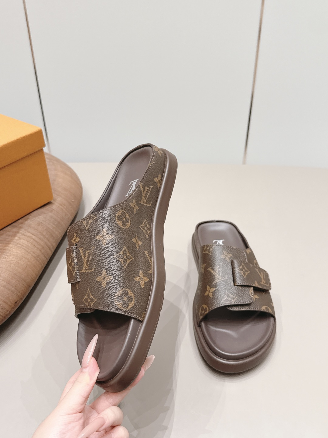 LV与村上隆联名的Isola拖鞋 4