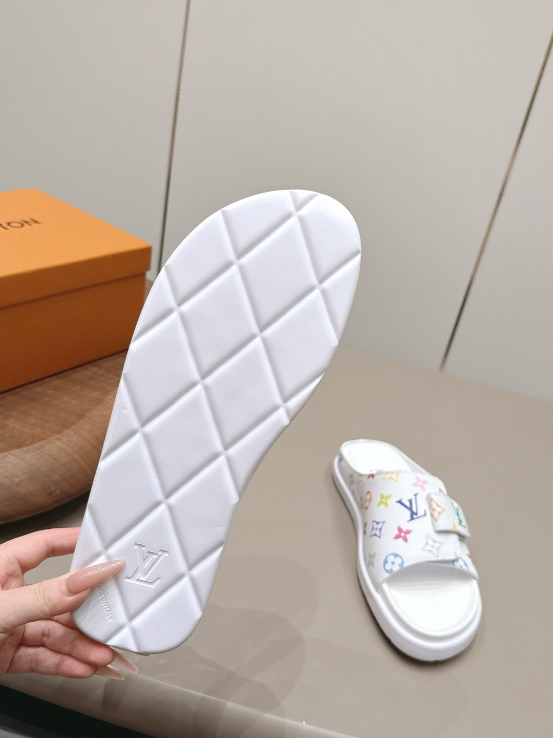 LV与村上隆联名的Isola拖鞋 9