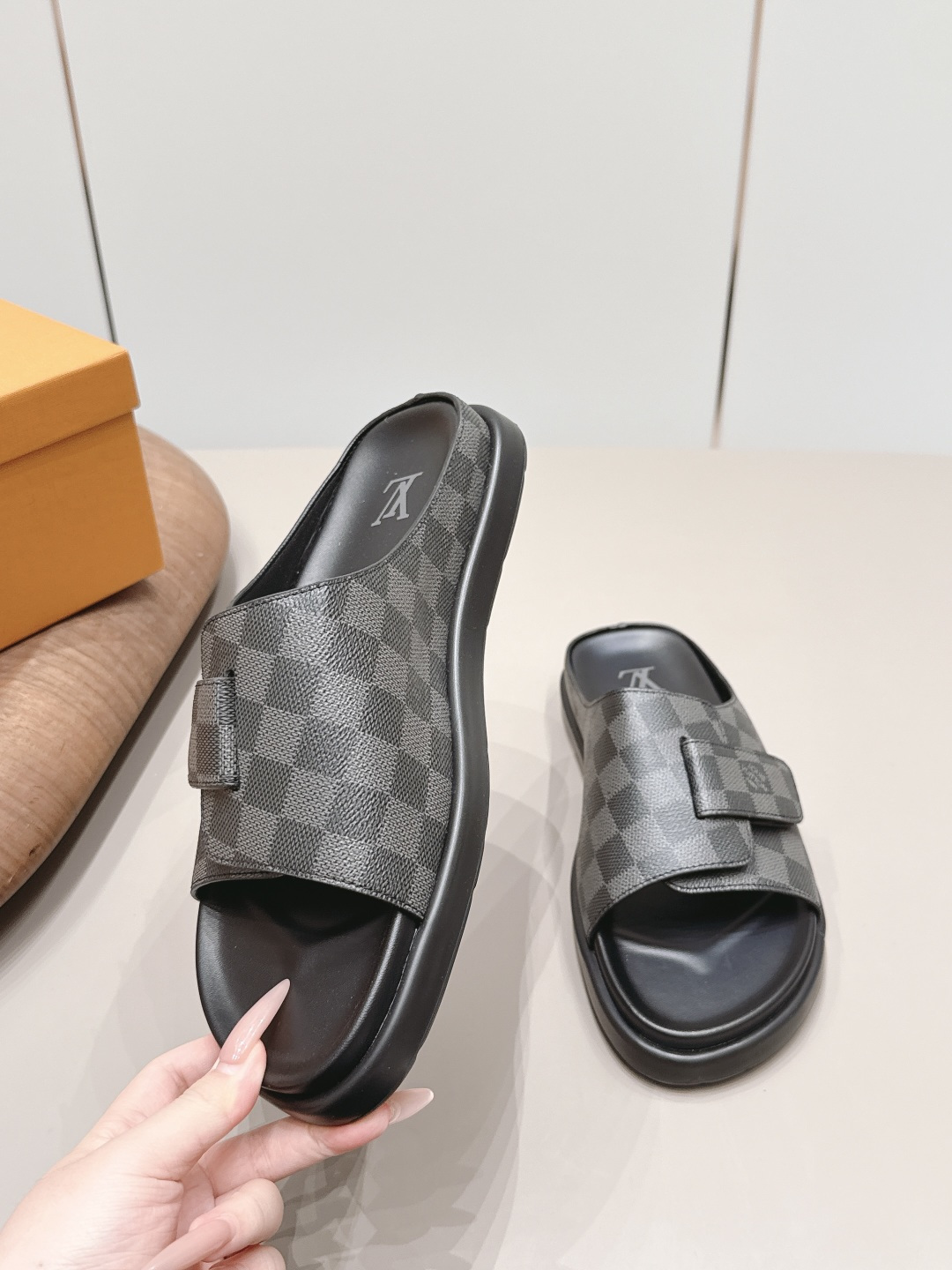 LV与村上隆联名的Isola拖鞋 4