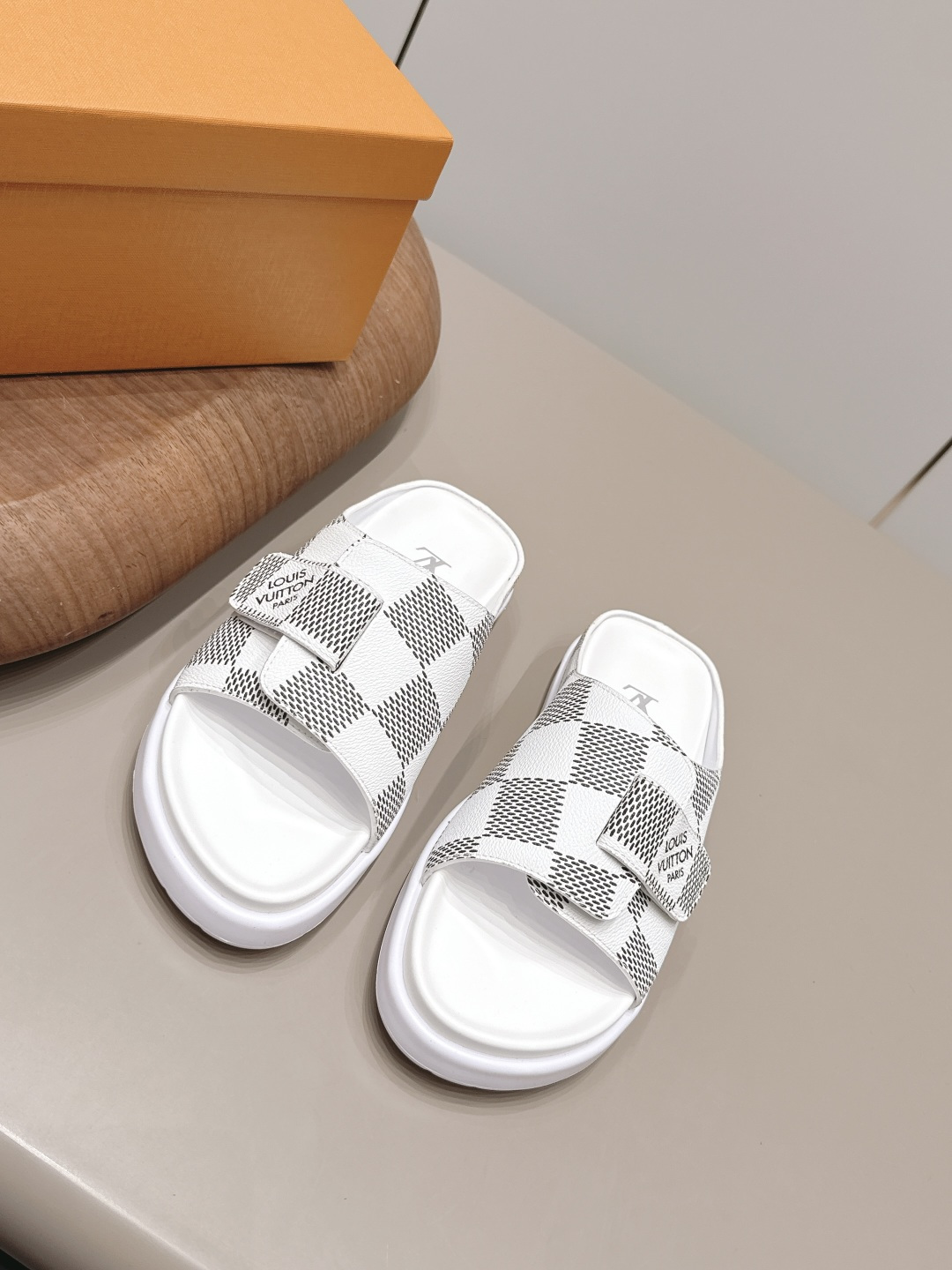 NO:900248,: Men's 'Exclusive Top Version' L*V Donkey Brand 2026 vs Early Spring's latest hot sandal series... [Men's Round Toe Sandals] Isola slippers co-branded by LV and Takashi Murakami, white Monogram canvas + red cherry pattern, full of artistic sense!  The rubber soles are lightweight and comfortable, making them easy to wear in daily life or on vacation. Murakami's pop style makes these slippers a popular fashion collection. They are highly recognizable and look great with casual clothes!  Fabric: Original custom-made old fabric Lining: Original custom-made sheepskin Foot: Original cow-pattern microfiber water-coated platform Outsole: Original open-mold TPU foam molding bottom Size: 39-44 (customized at 38.45.46.) Packaging: Original full set of packaging Color: Official website updated simultaneously, slippers, louis vuitton, louis vuitton, sandals, slippers, sheepskin19860909: 男款《独家顶级版本》 L*V驴牌2026vs早春最新王炸爆款凉鞋系列……【男士圆头凉拖】  LV与村上隆联名的Isola拖鞋,白色Monogram帆布+红色樱桃图案,艺术感满满！橡胶鞋底轻便舒适,日常或度假都能轻松驾驭 村上隆的波普风格让这双拖鞋成为时尚收藏热门,辨识度超高,搭配休闲服饰超有范儿！ 面料: 原版定制老花料 内里: 原版定制羊皮 垫脚: 原版牛纹超纤包水台 大底: 原版开模TPU发泡成型底 码数: 39-44（38.45.46.定制） 包装: 原版全套包装 颜色: 官网同步更新,拖鞋,louis vuitton,louis vuitton,sandals,slippers,sheepskin,Women's Shoes